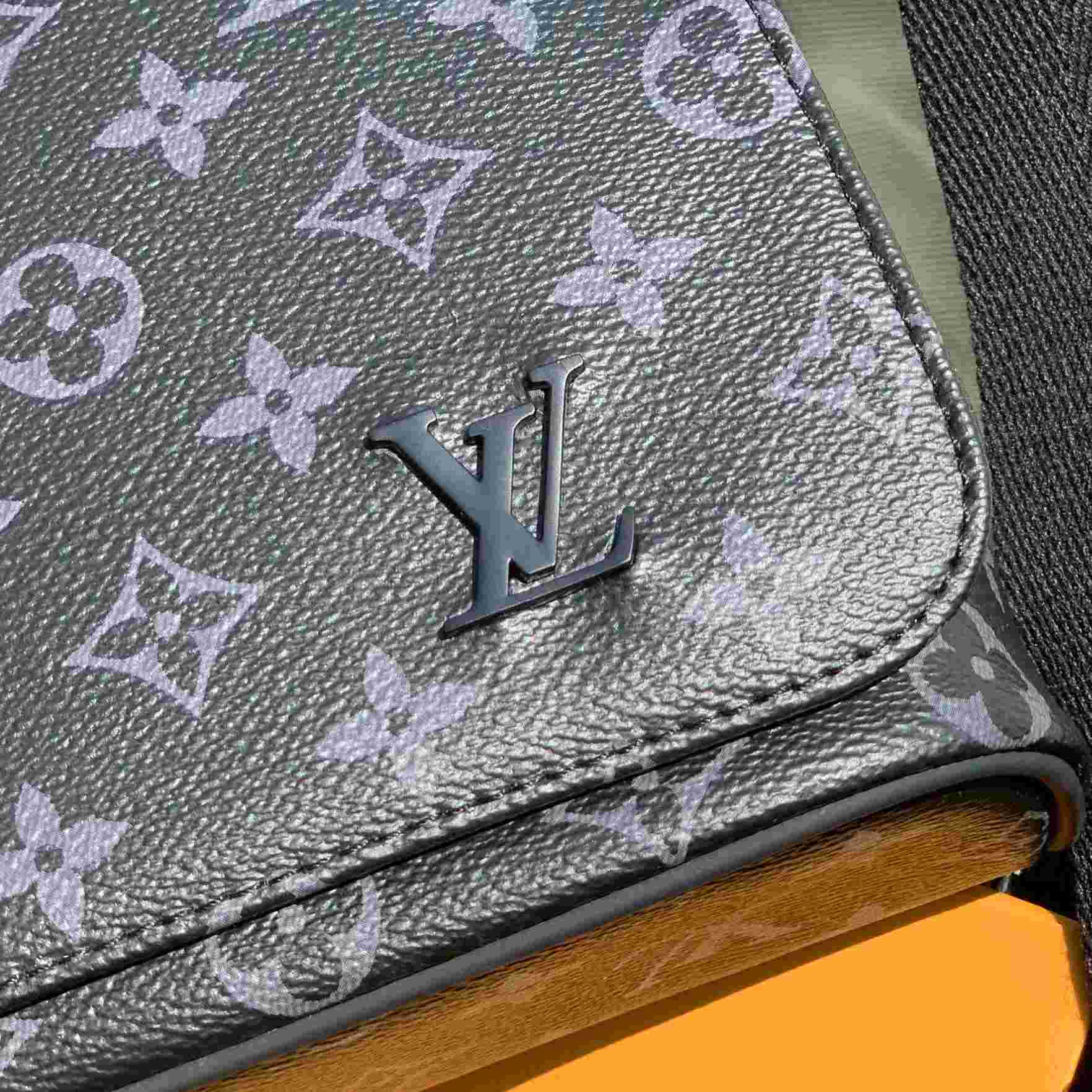 Louis Vuitton District PM Messenger Bag  25-22-8cm - DopestKickz