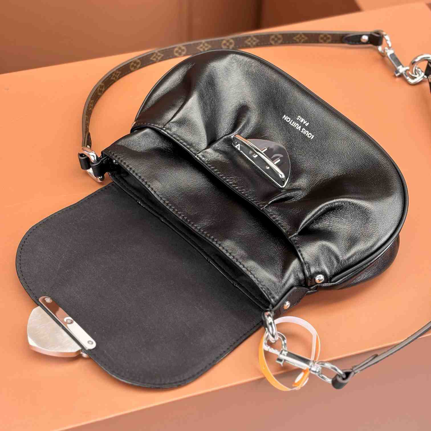 Louis Vuitton Sunset Vibe   M12192 - DopestKickz