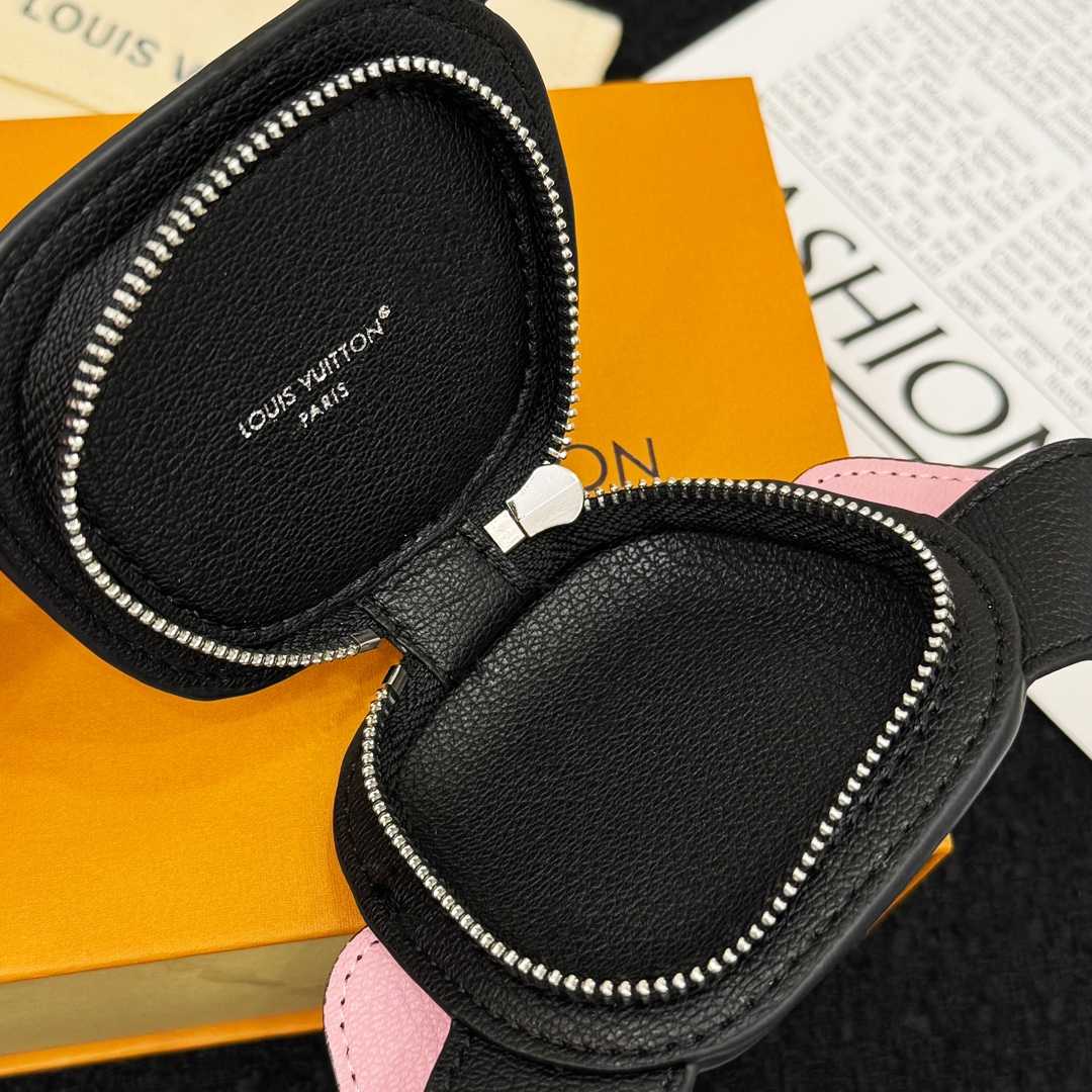 Louis Vuitton 57th Street NYC LV Dog Bag Charm  M02272 - DopestKickz