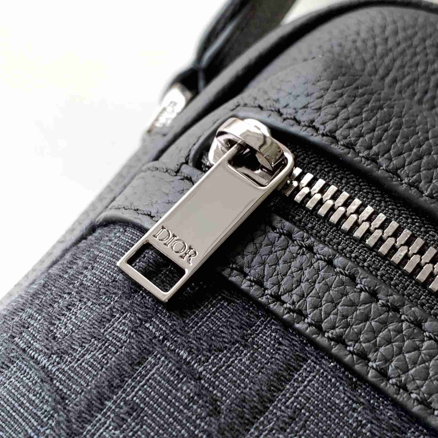 Dior Rider 2.0 Zipped Messenger Bag  - DopestKickz