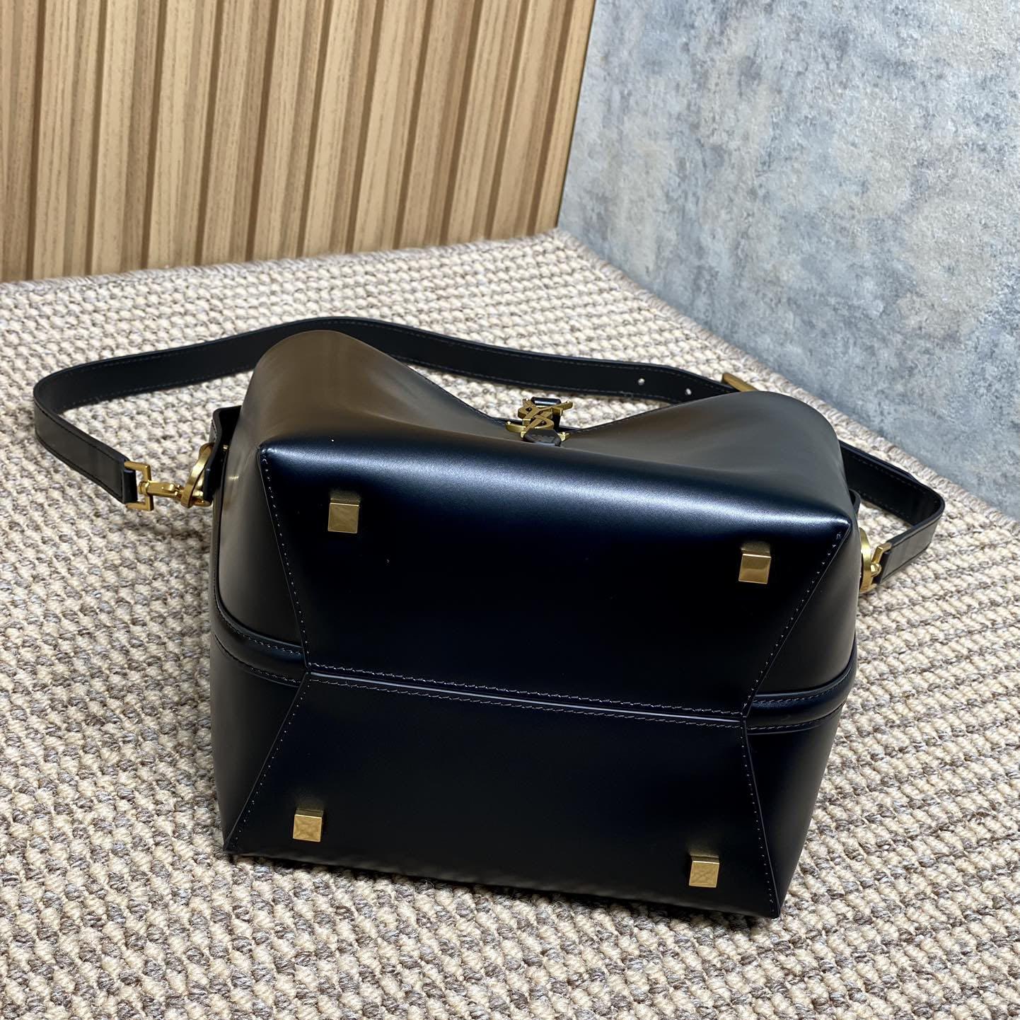 Saint Laurent Le 37 In Shiny Leather - DopestKickz