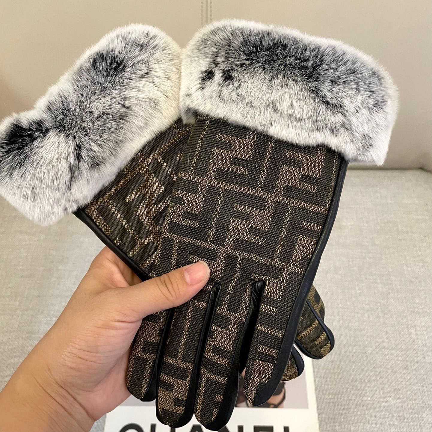 Fendi Gloves - DopestKickz