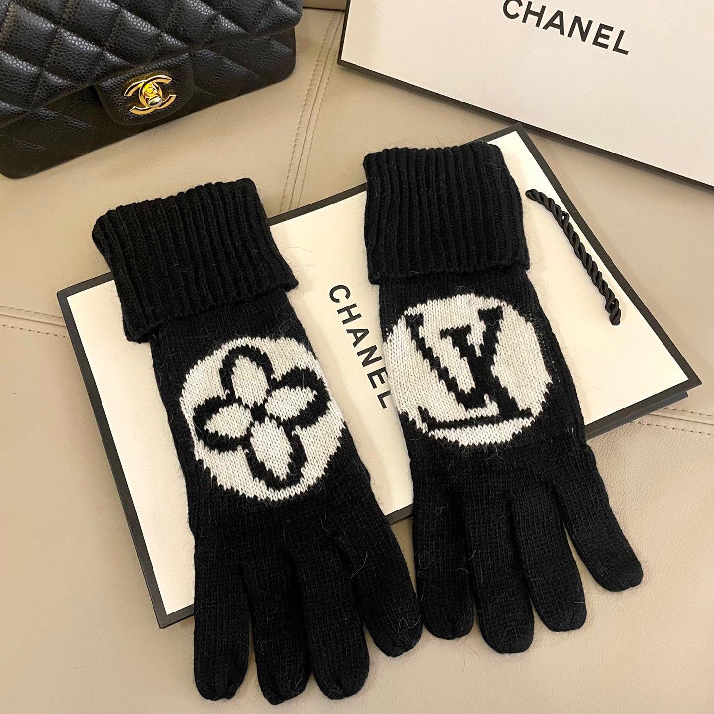 Louis Vuitton LV Medallion Gloves - DopestKickz