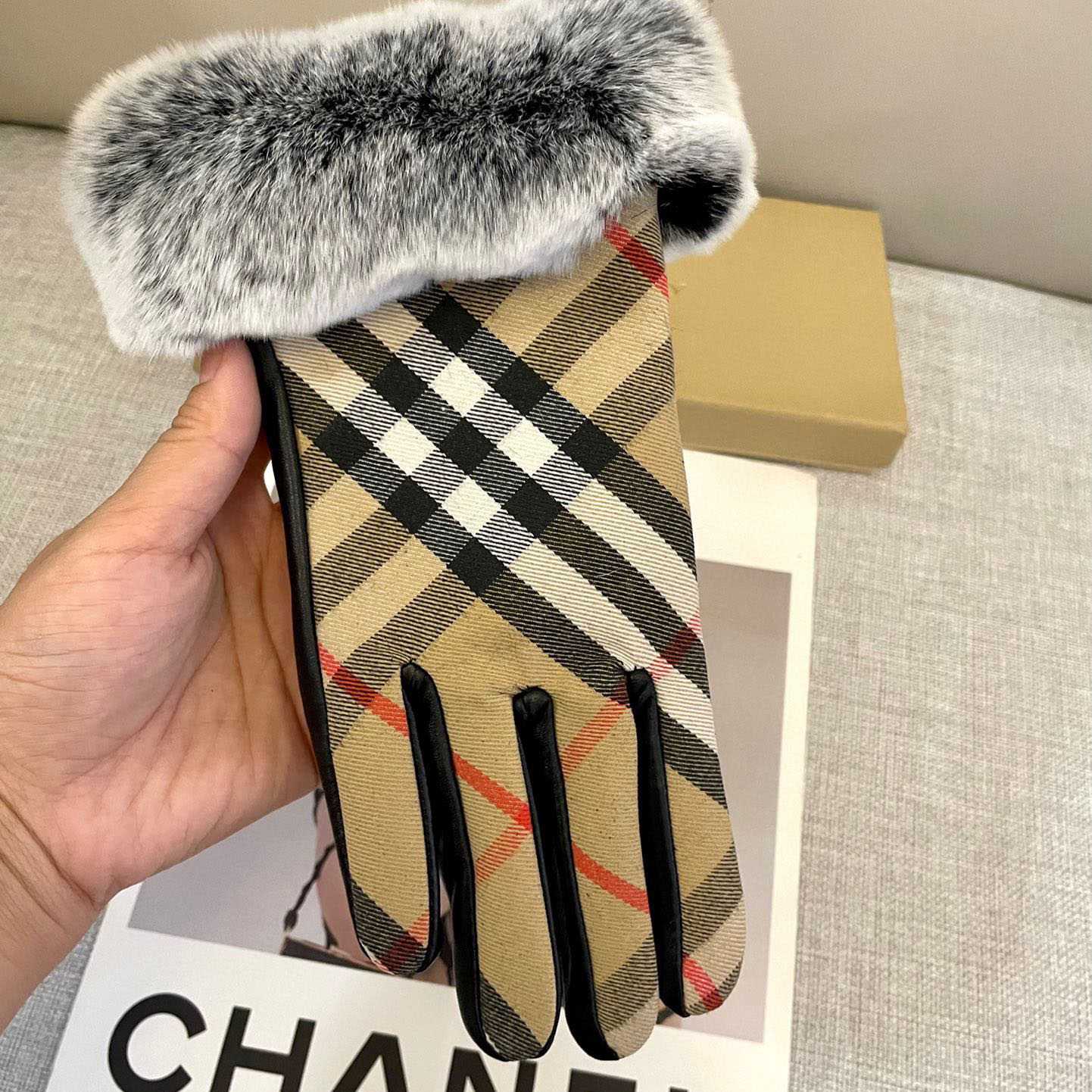 Burberry Gloves  - DopestKickz