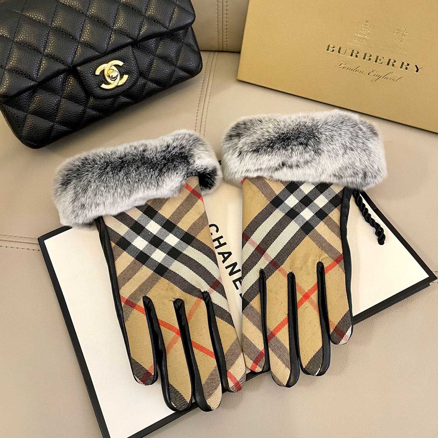 Burberry Gloves  - DopestKickz