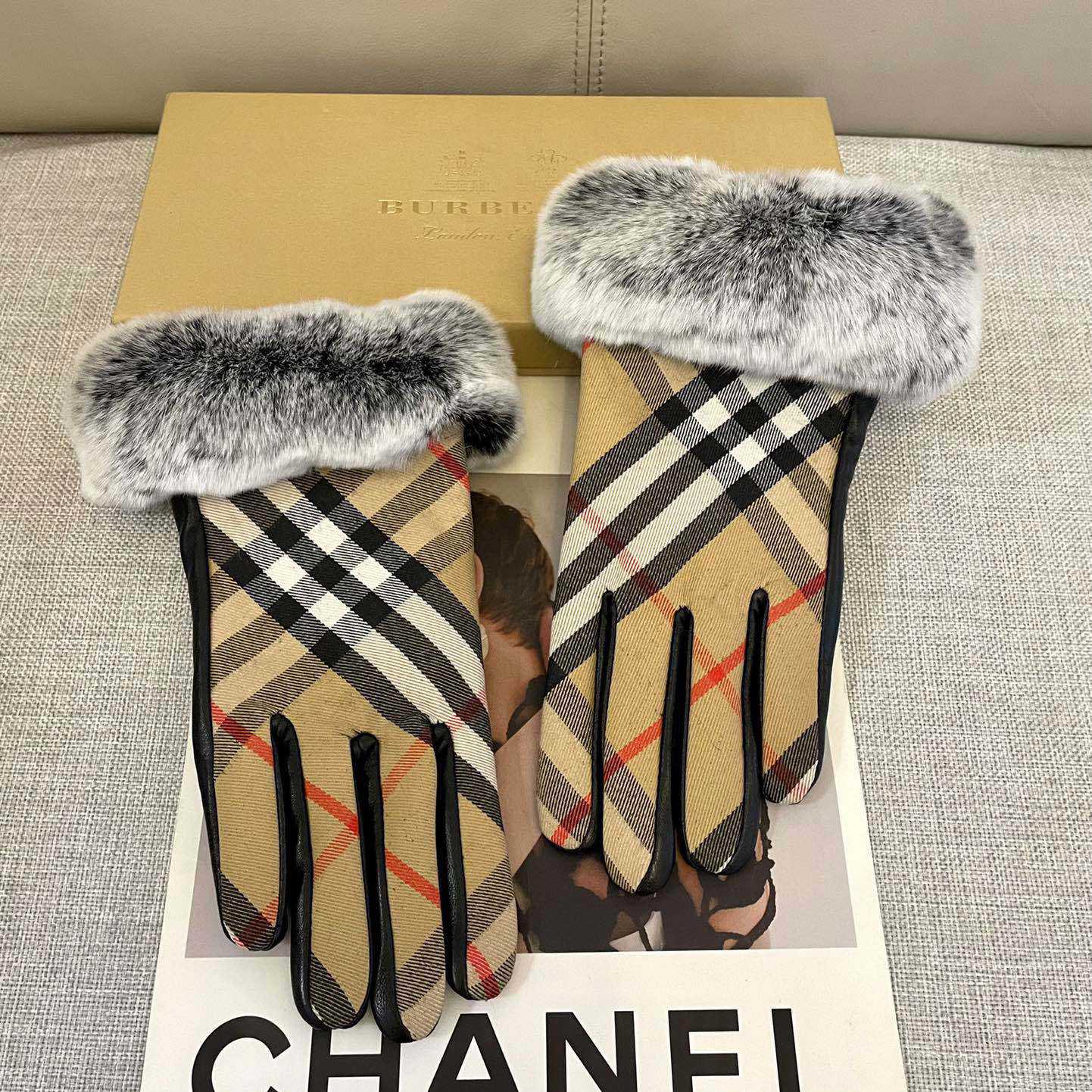 Burberry Gloves  - DopestKickz