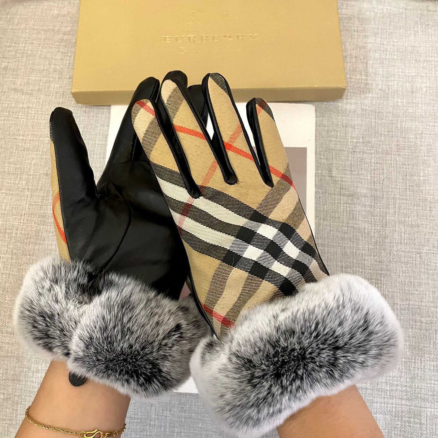 Burberry Gloves  - DopestKickz