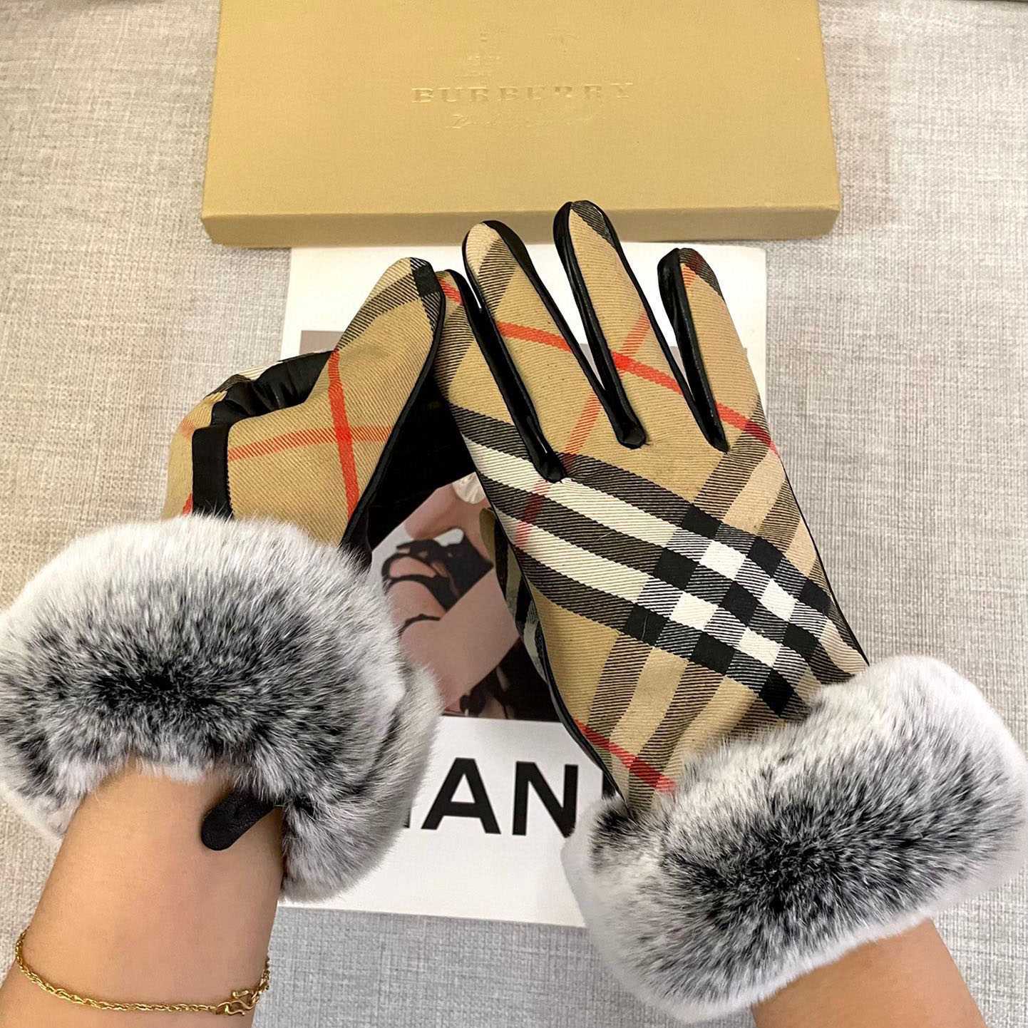 Burberry Gloves  - DopestKickz