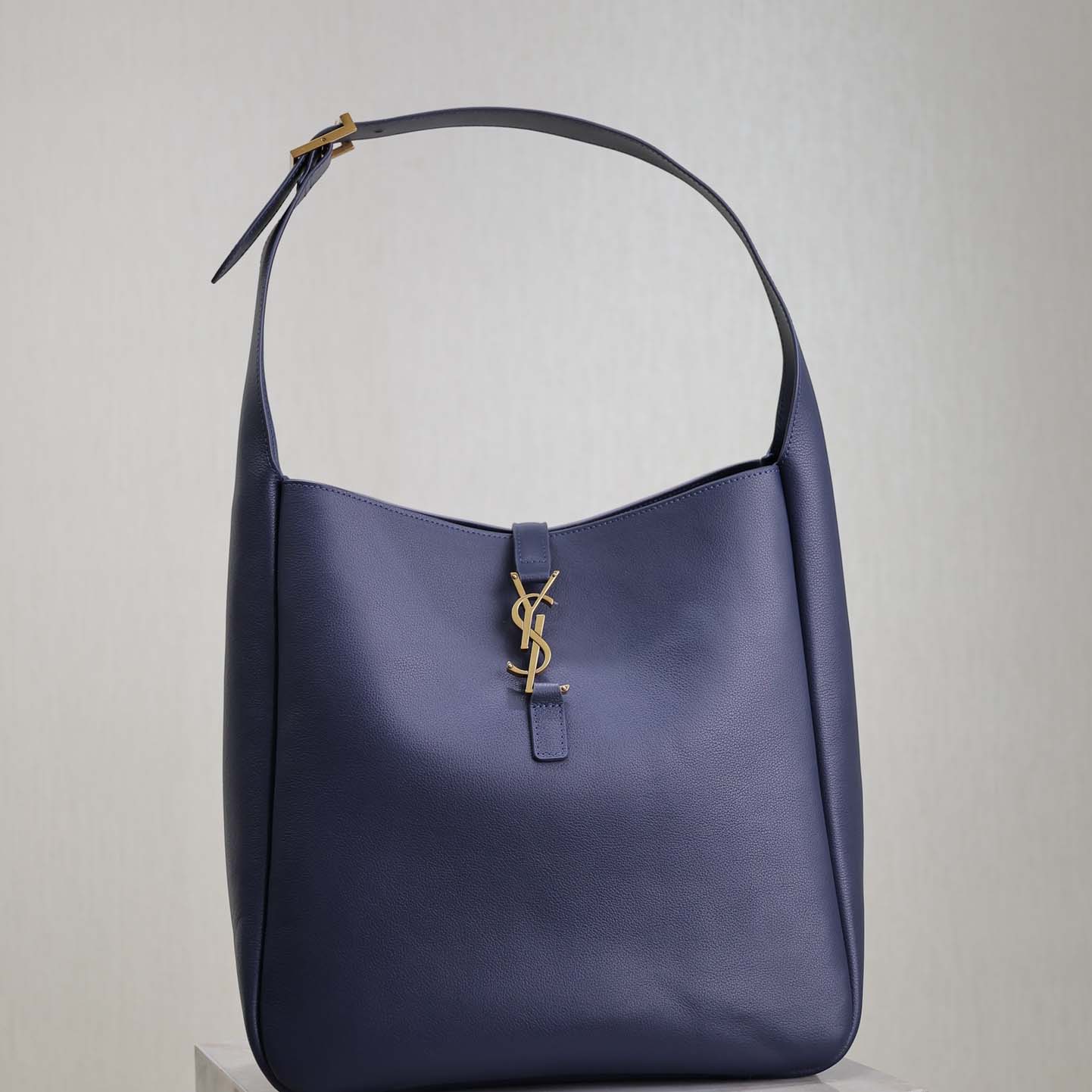 Saint Laurent LE 5 À 7 Supple Large In Grained Leather - DopestKickz