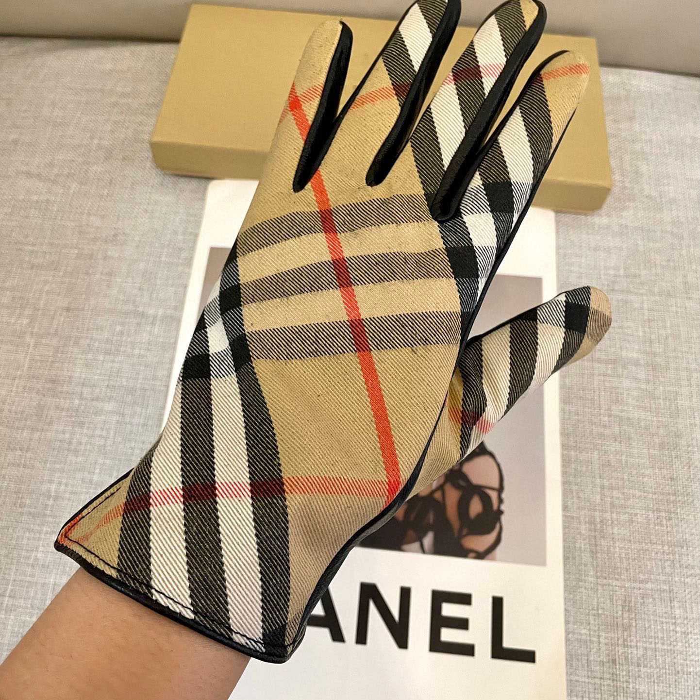 Burberry Gloves  - DopestKickz