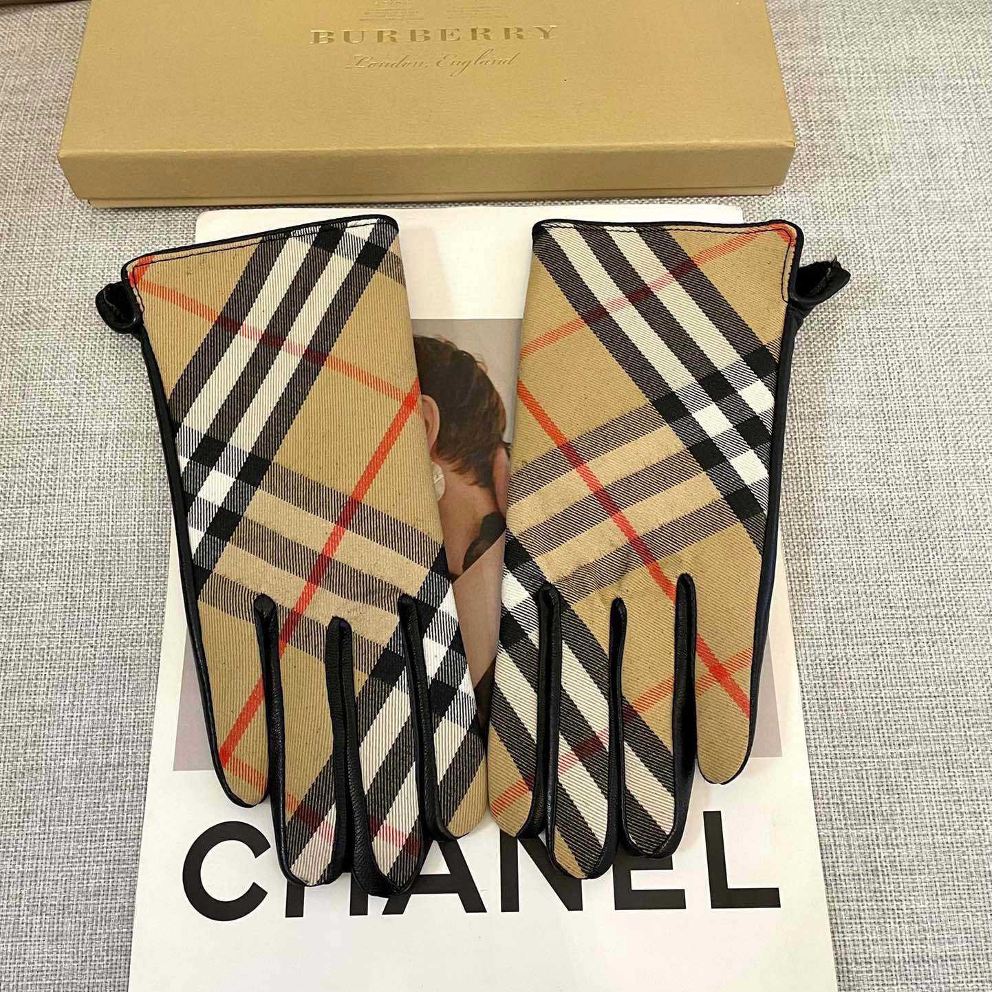 Burberry Gloves  - DopestKickz