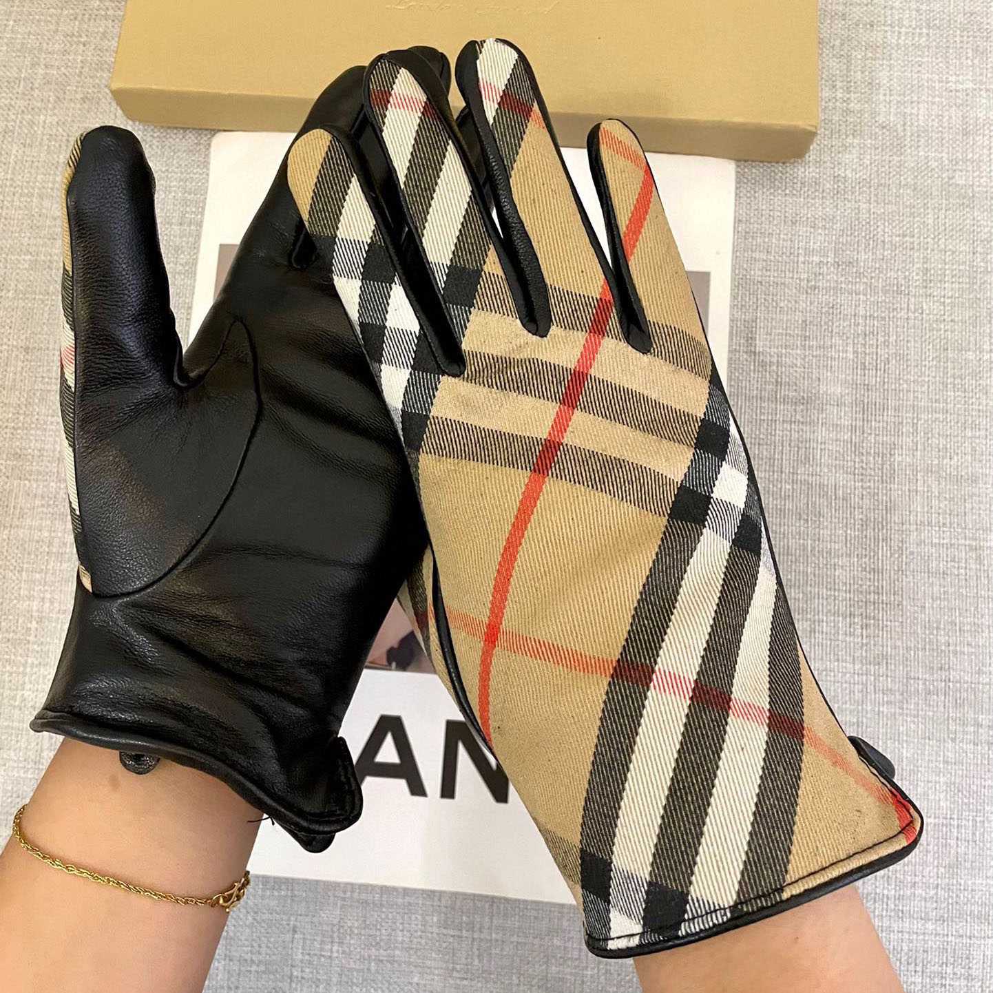 Burberry Gloves  - DopestKickz