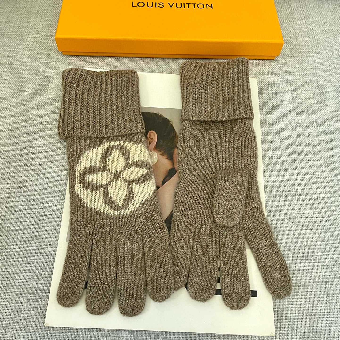 Louis Vuitton LV Medallion Gloves - DopestKickz