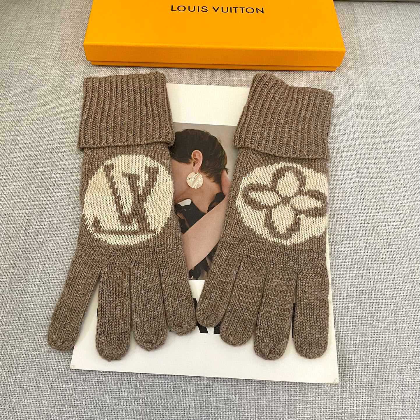 Louis Vuitton LV Medallion Gloves - DopestKickz