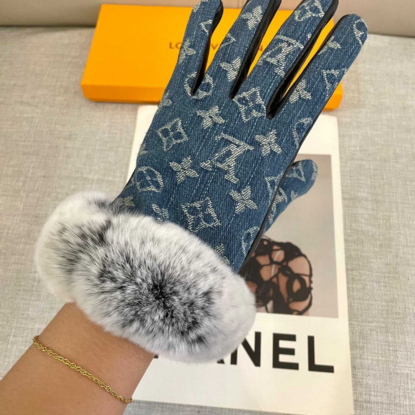 Louis Vuitton Gloves  - DopestKickz