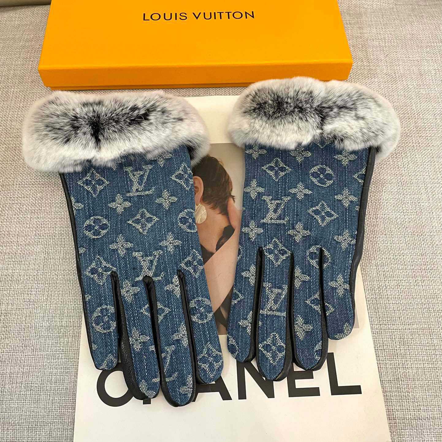 Louis Vuitton Gloves  - DopestKickz