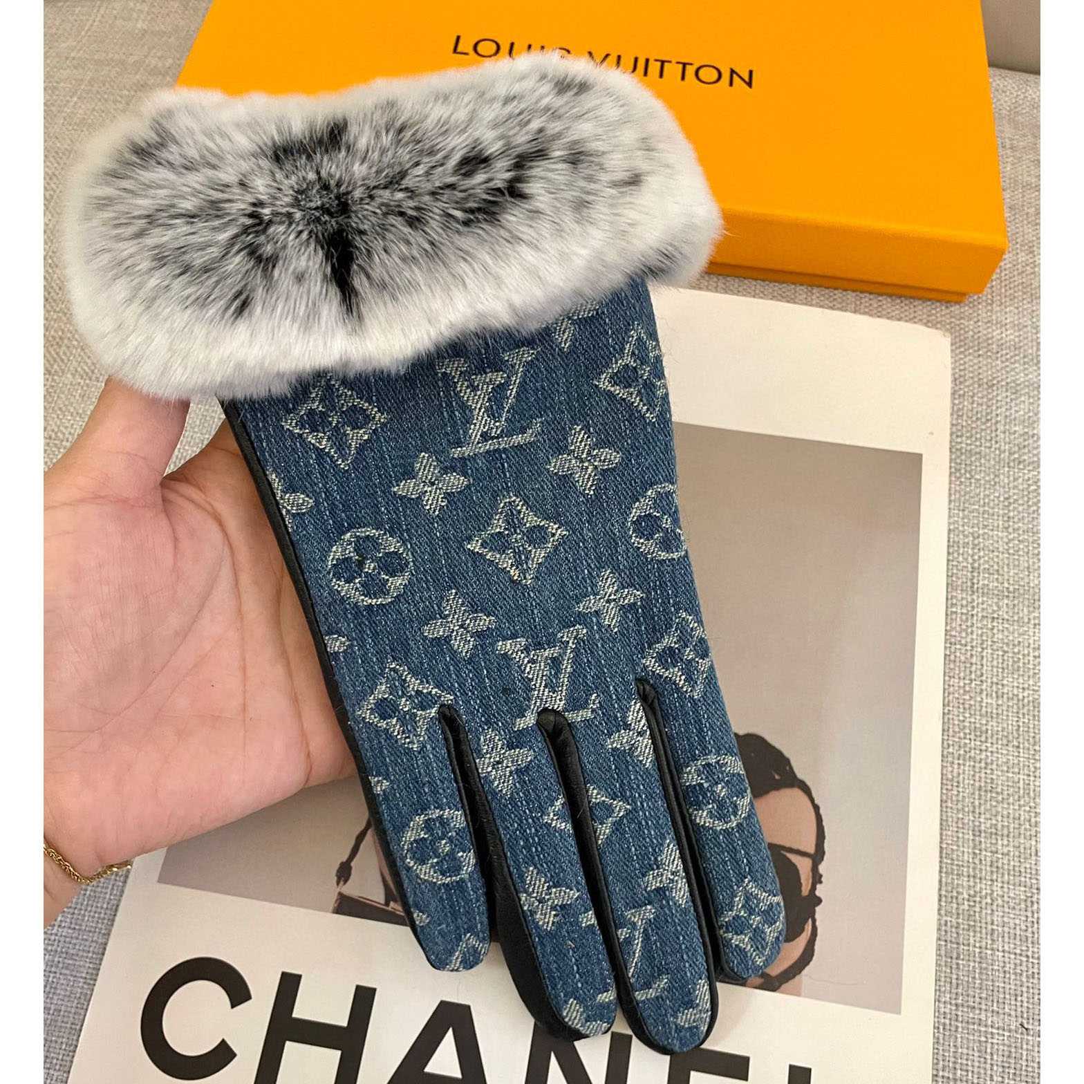 Louis Vuitton Gloves  - DopestKickz
