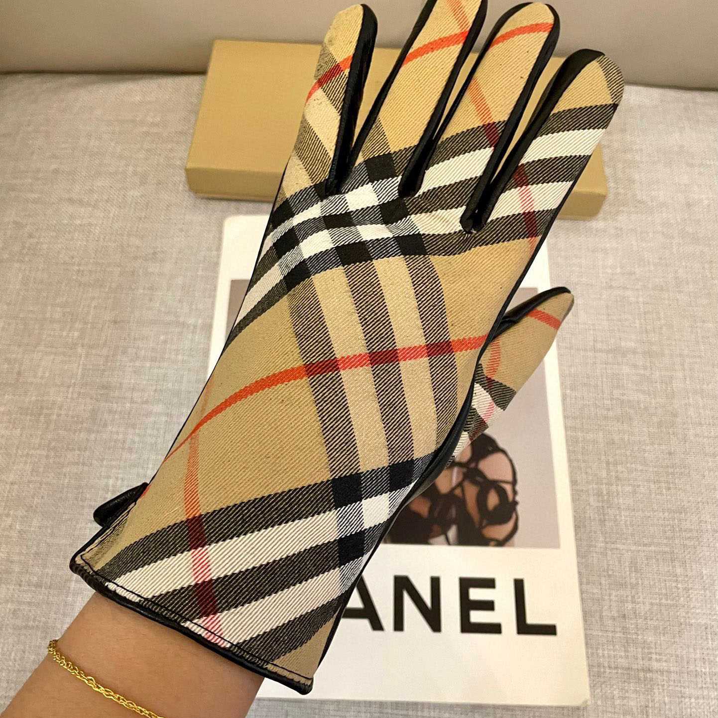 Burberry Gloves  - DopestKickz