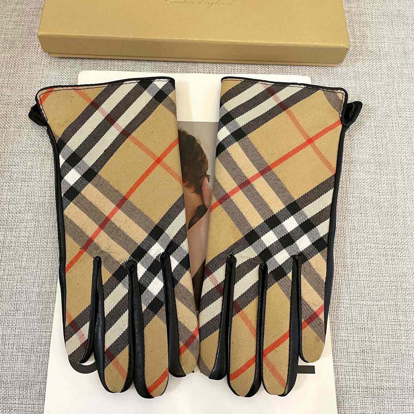Burberry Gloves  - DopestKickz