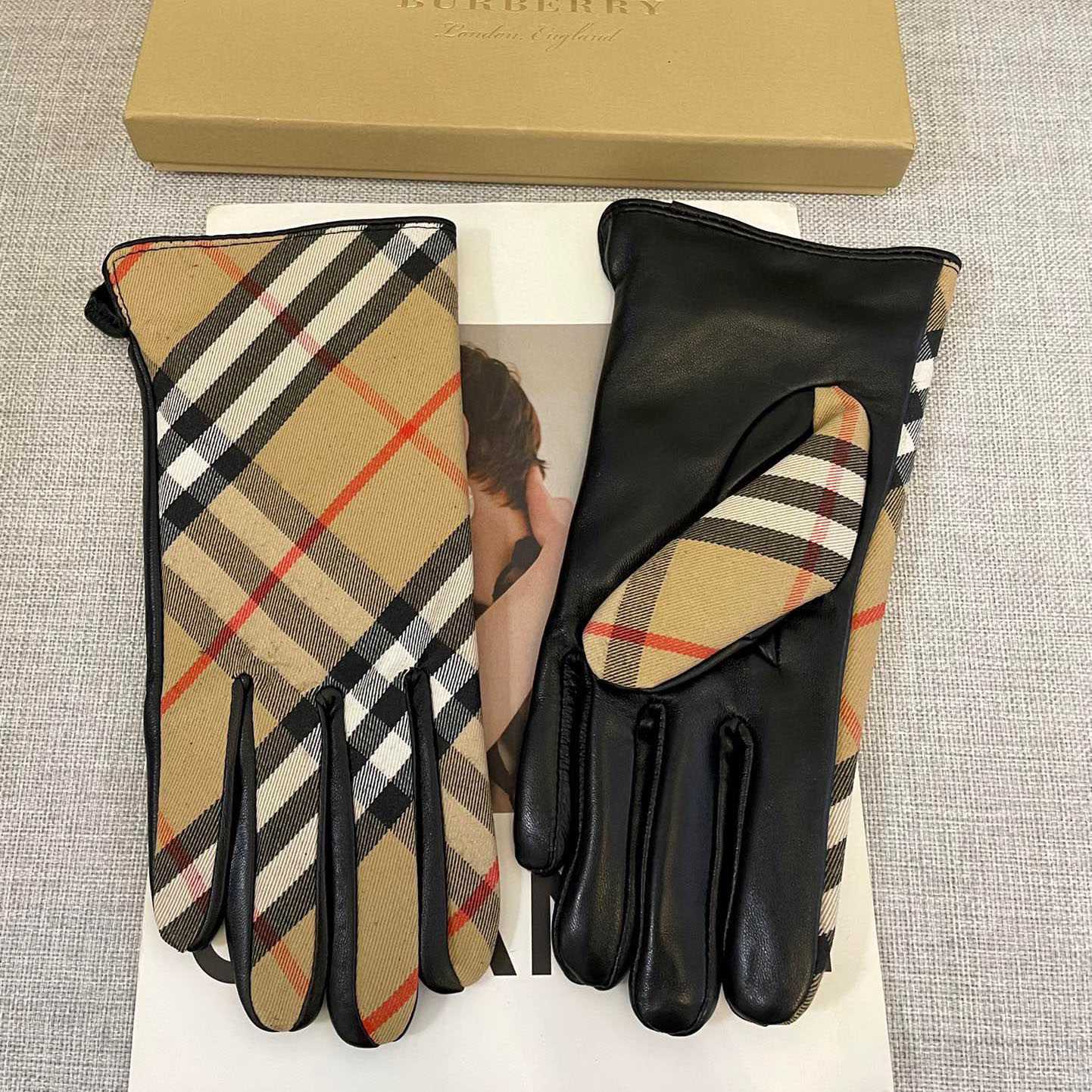 Burberry Gloves  - DopestKickz