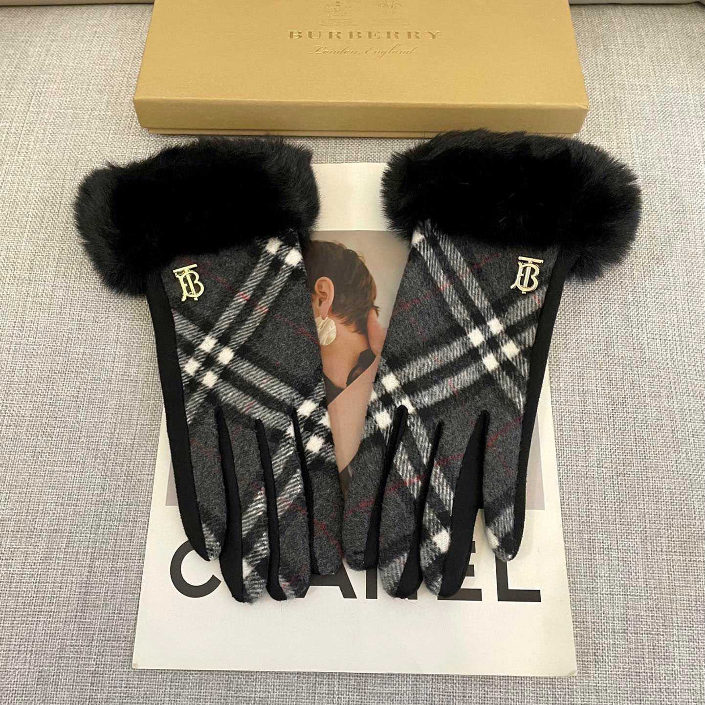 Burberry Gloves  - DopestKickz