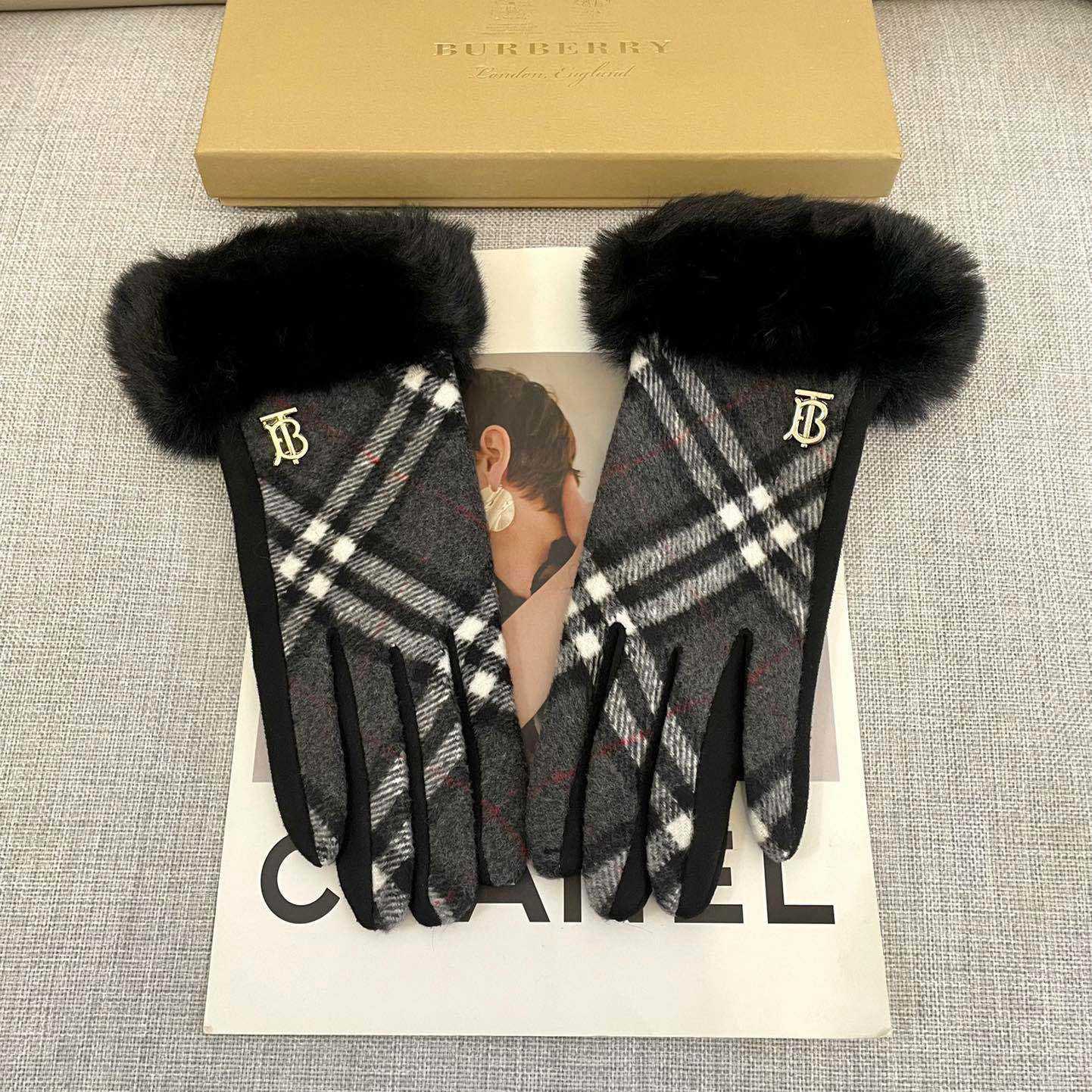 Burberry Gloves  - DopestKickz