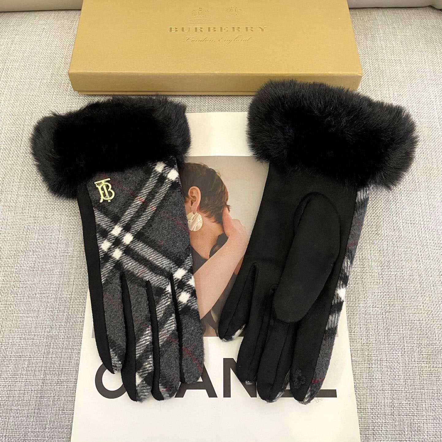 Burberry Gloves  - DopestKickz