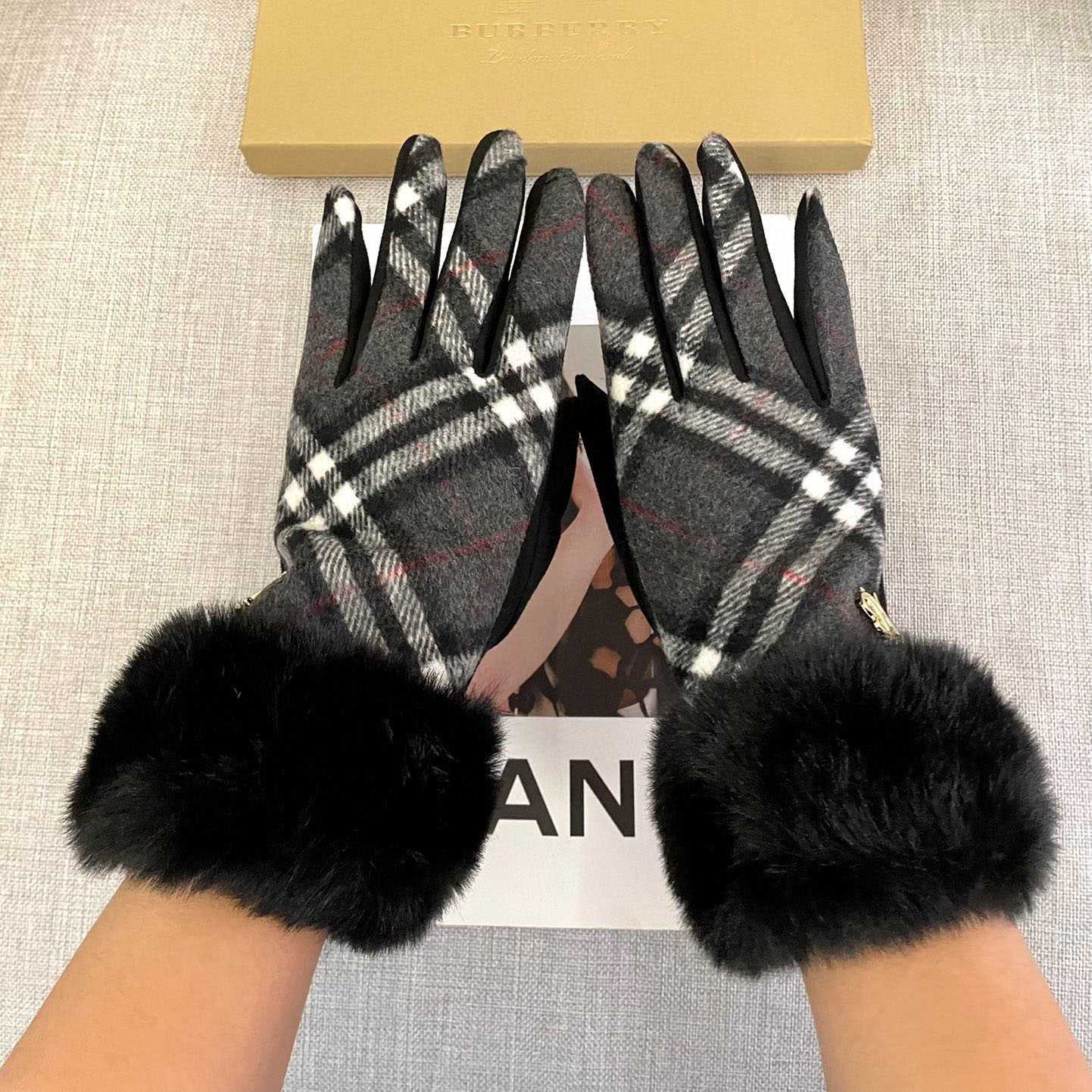 Burberry Gloves  - DopestKickz