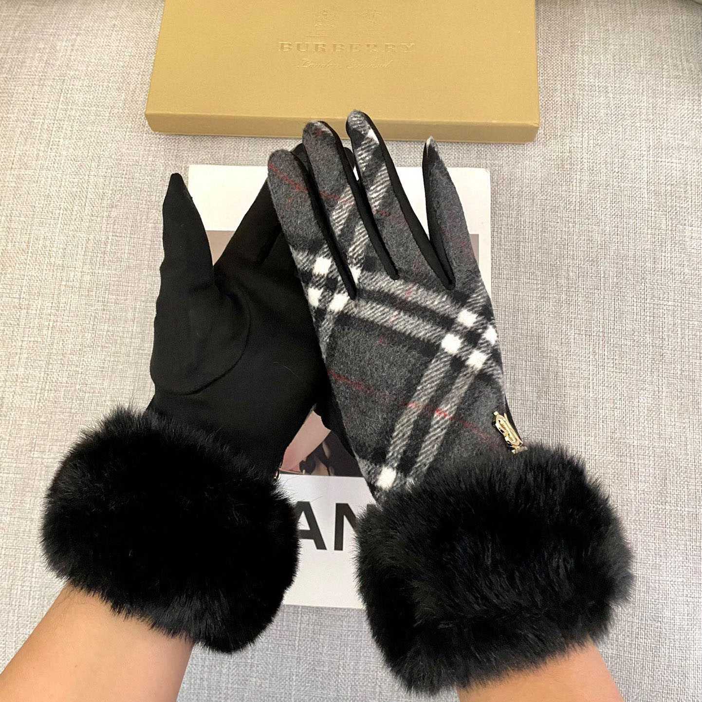Burberry Gloves  - DopestKickz