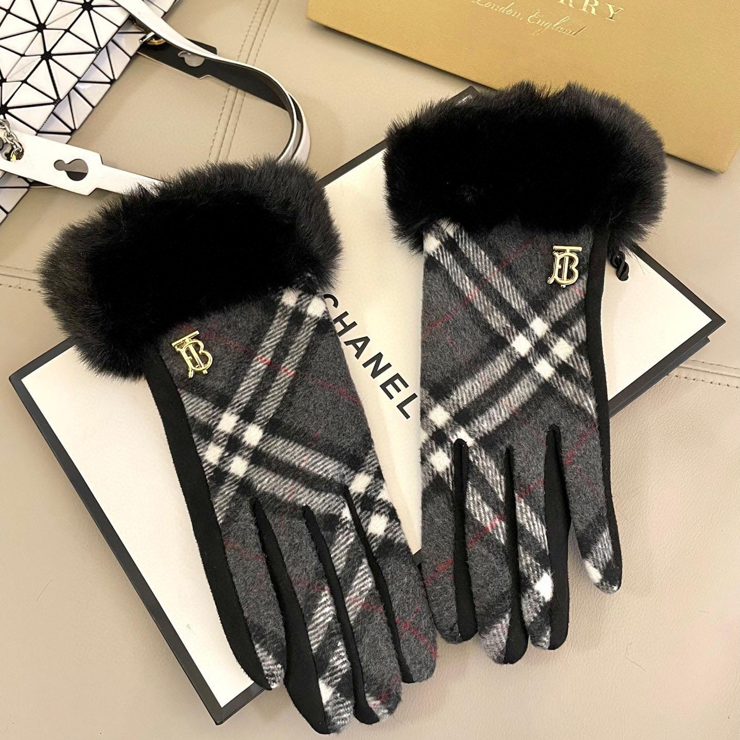 Burberry Gloves  - DopestKickz