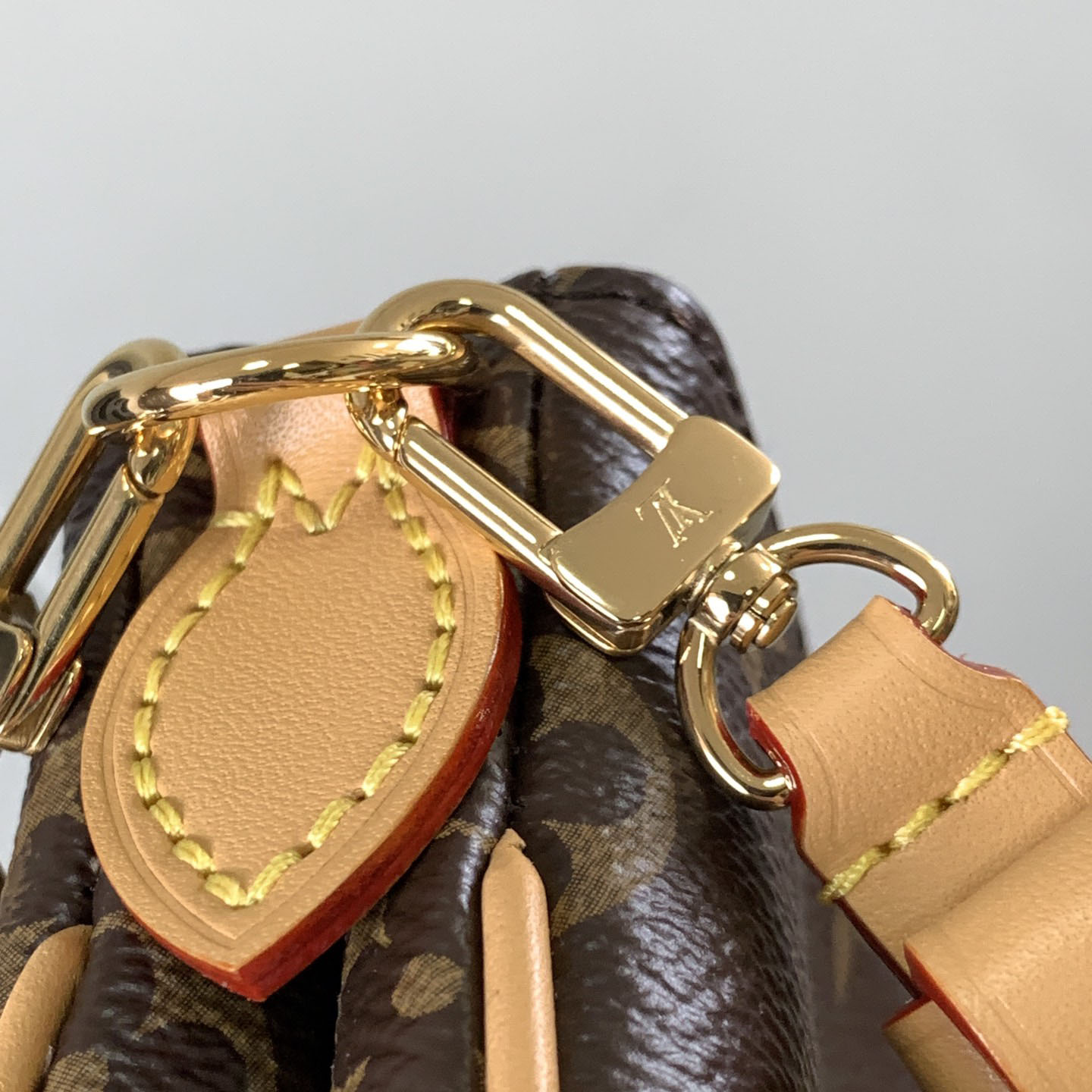 Louis Vuitton Liv Pochette  M83008 - DopestKickz