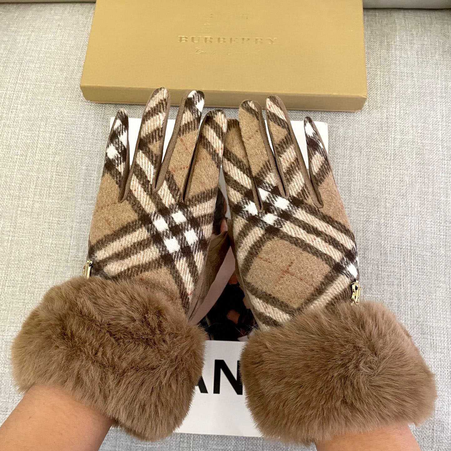 Burberry Gloves  - DopestKickz