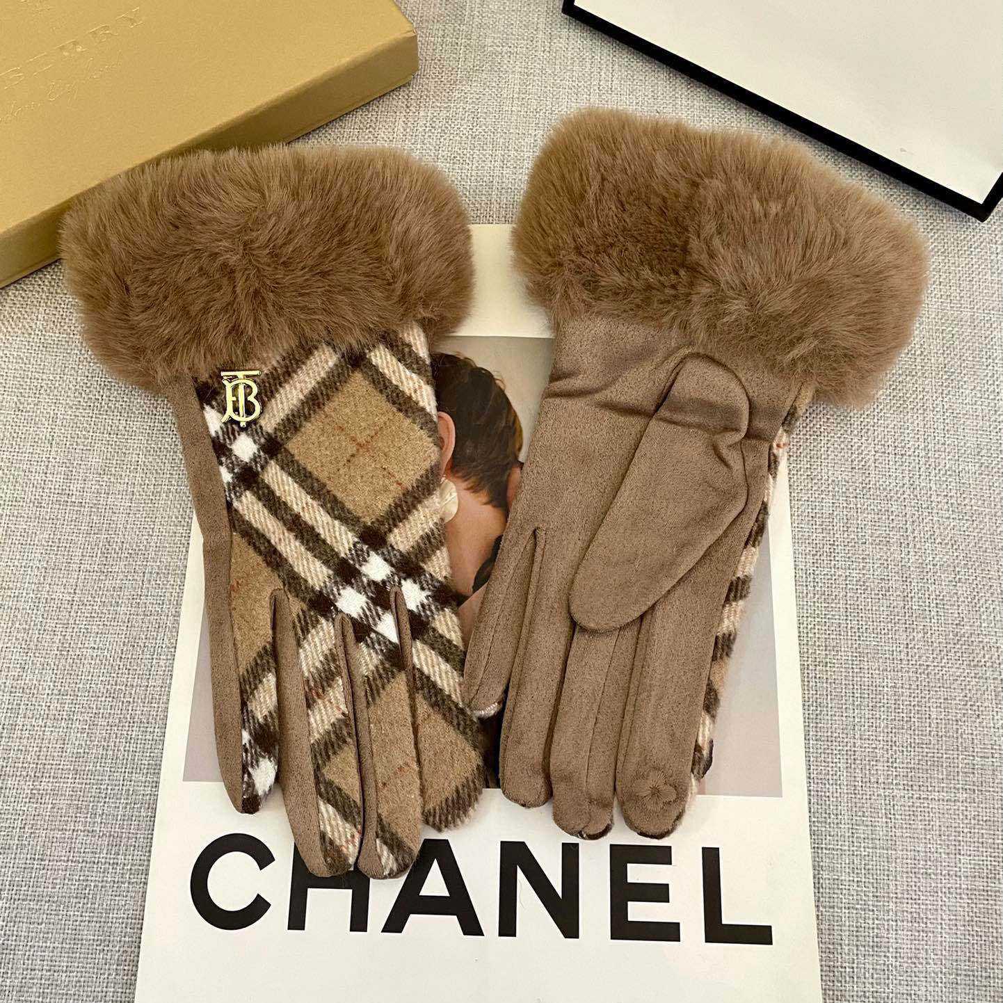 Burberry Gloves  - DopestKickz