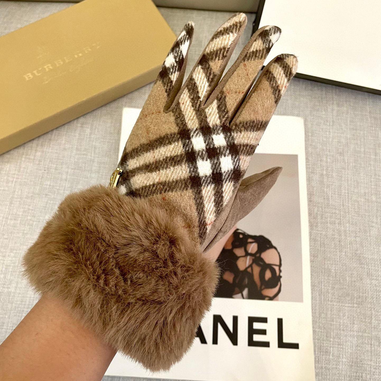 Burberry Gloves  - DopestKickz