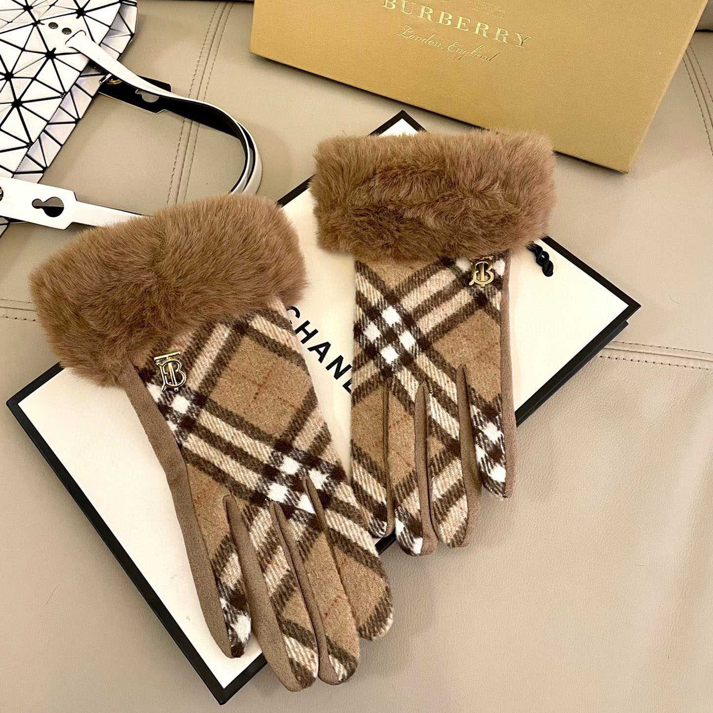 Burberry Gloves  - DopestKickz