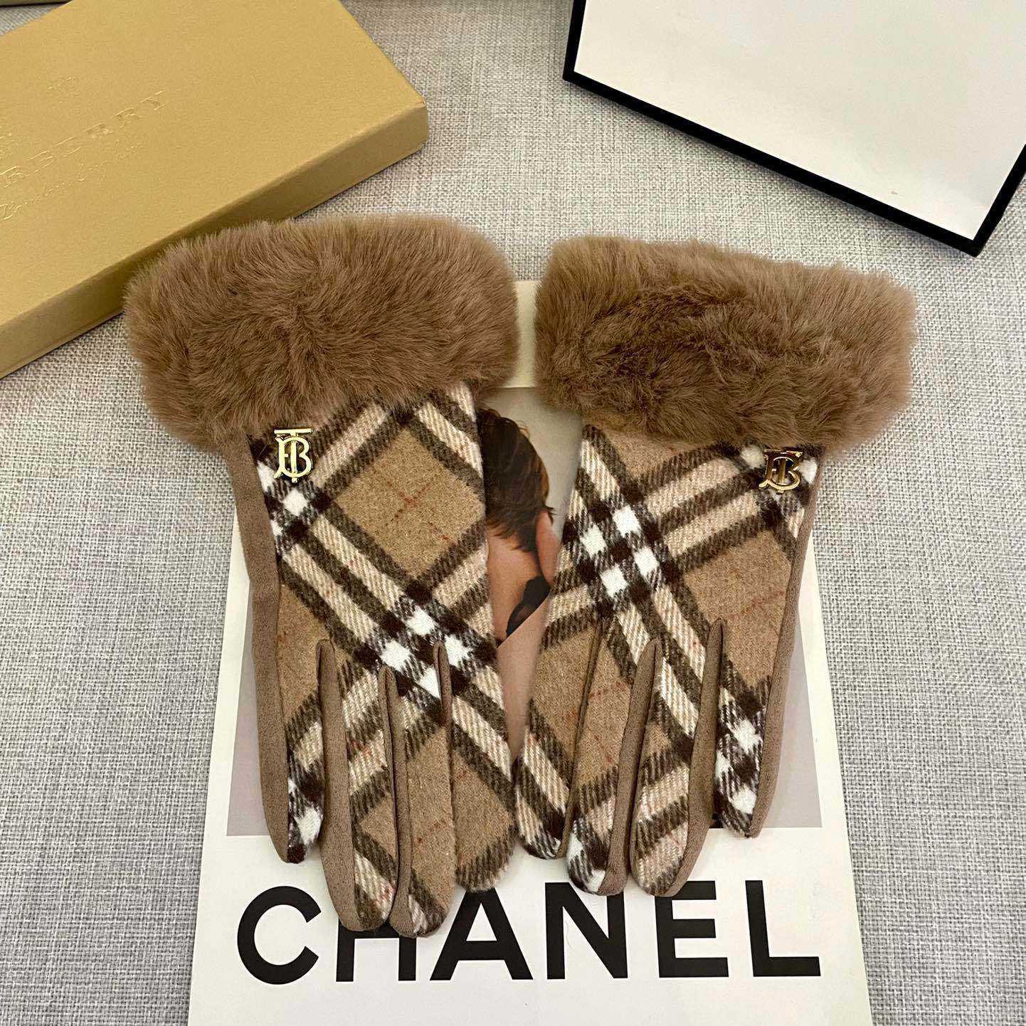 Burberry Gloves  - DopestKickz