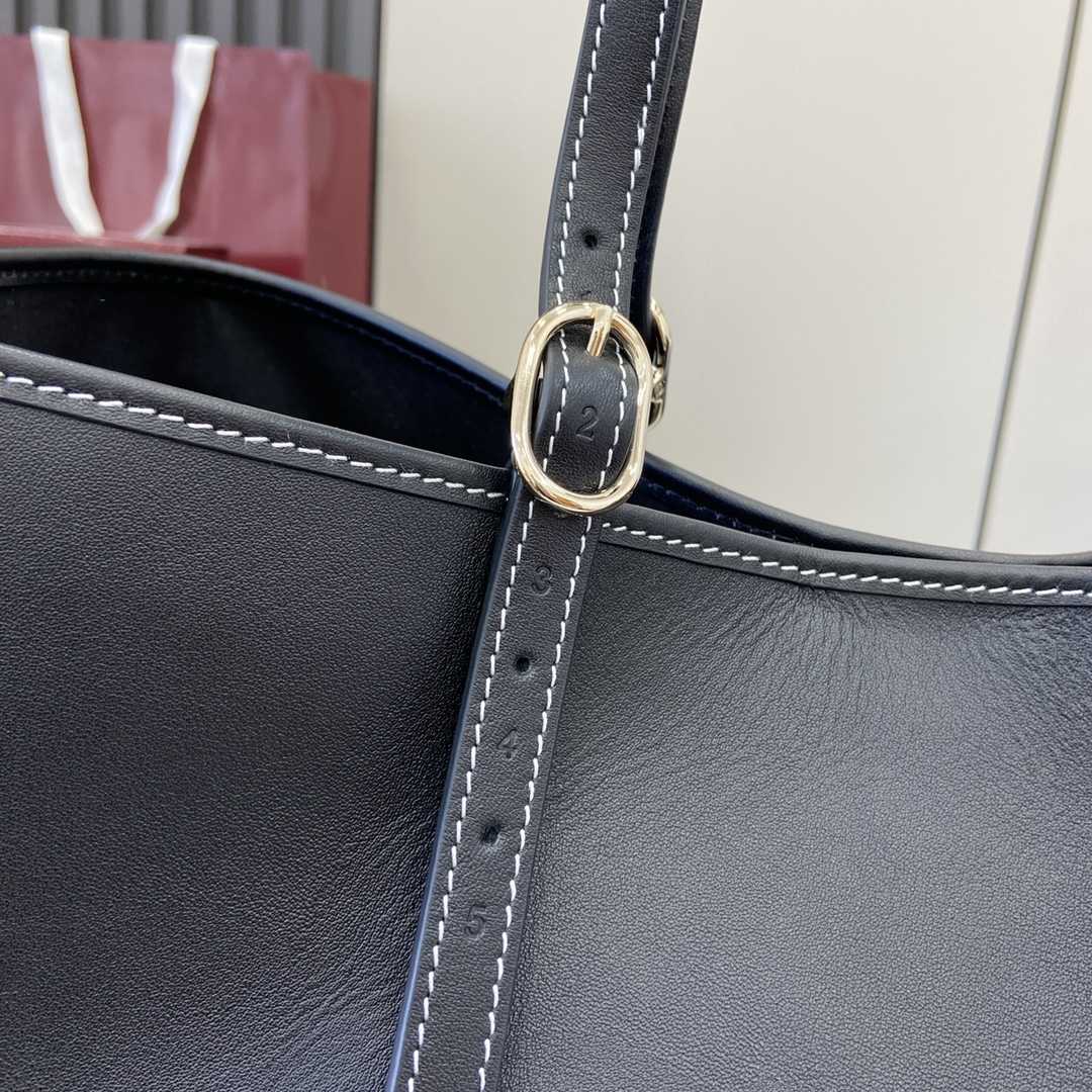 Gucci GG Emblem Medium Tote Bag - DopestKickz