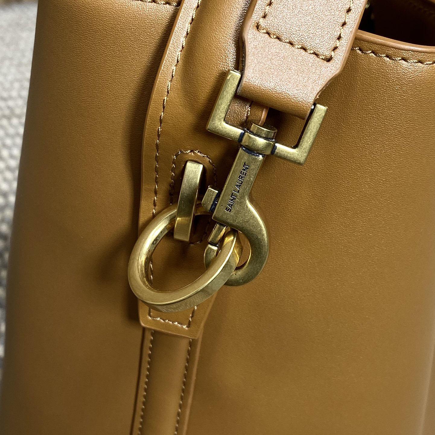 Saint Laurent Le 37 In Shiny Leather - DopestKickz