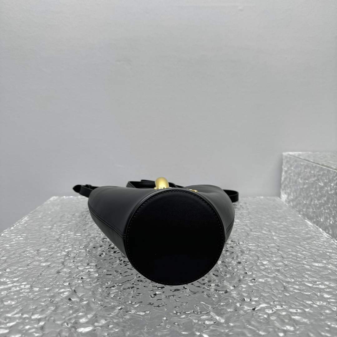 Jacquemus Le Petit Bambola Bag （10x10x20cm） - DopestKickz