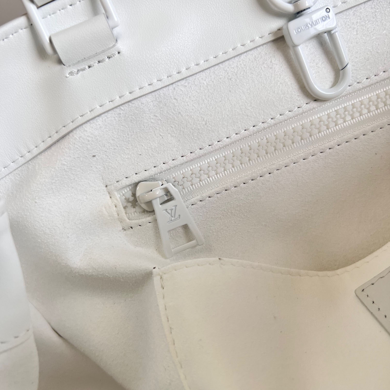 Louis Vuitton Sac Plat  M21841 - DopestKickz