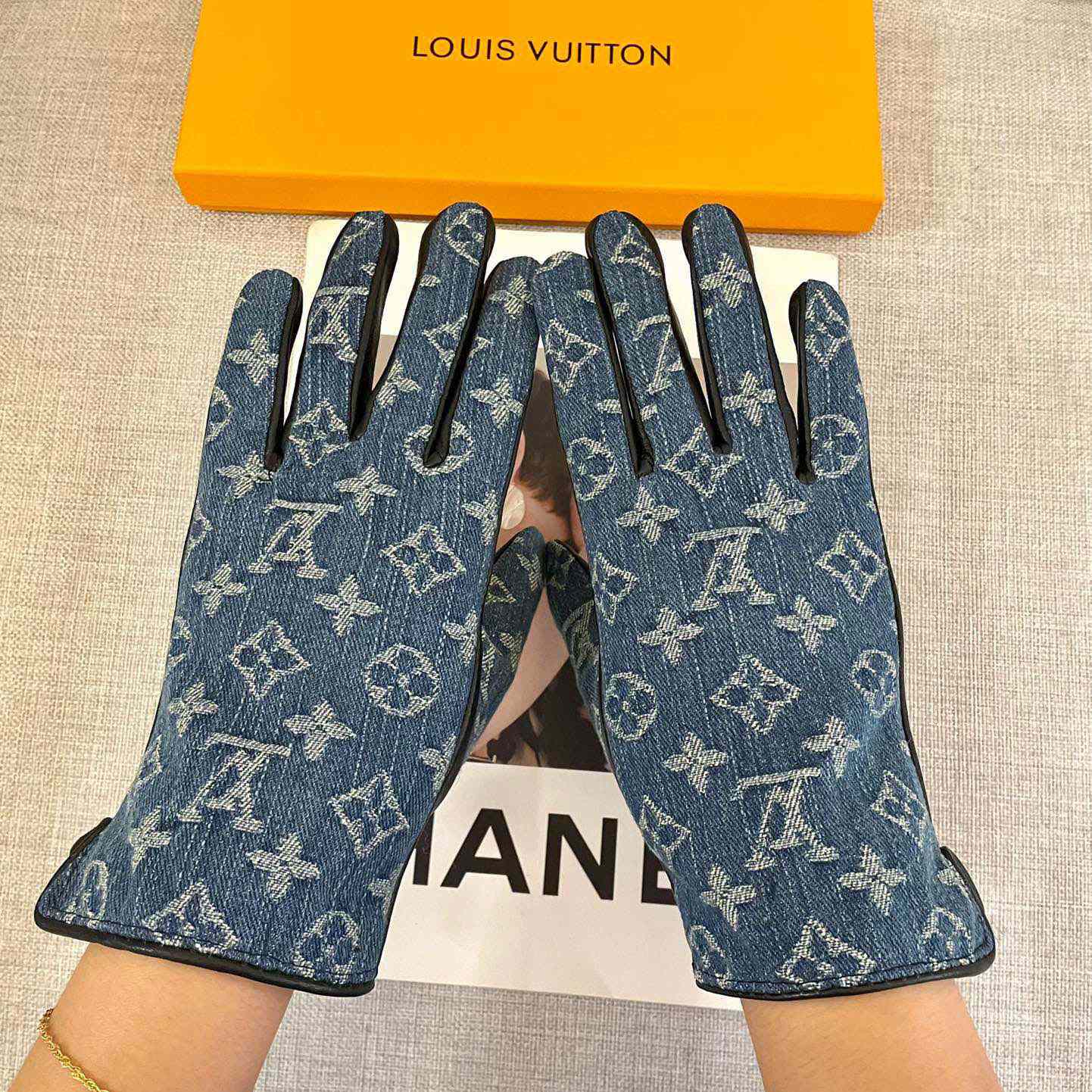 Louis Vuitton Gloves  - DopestKickz