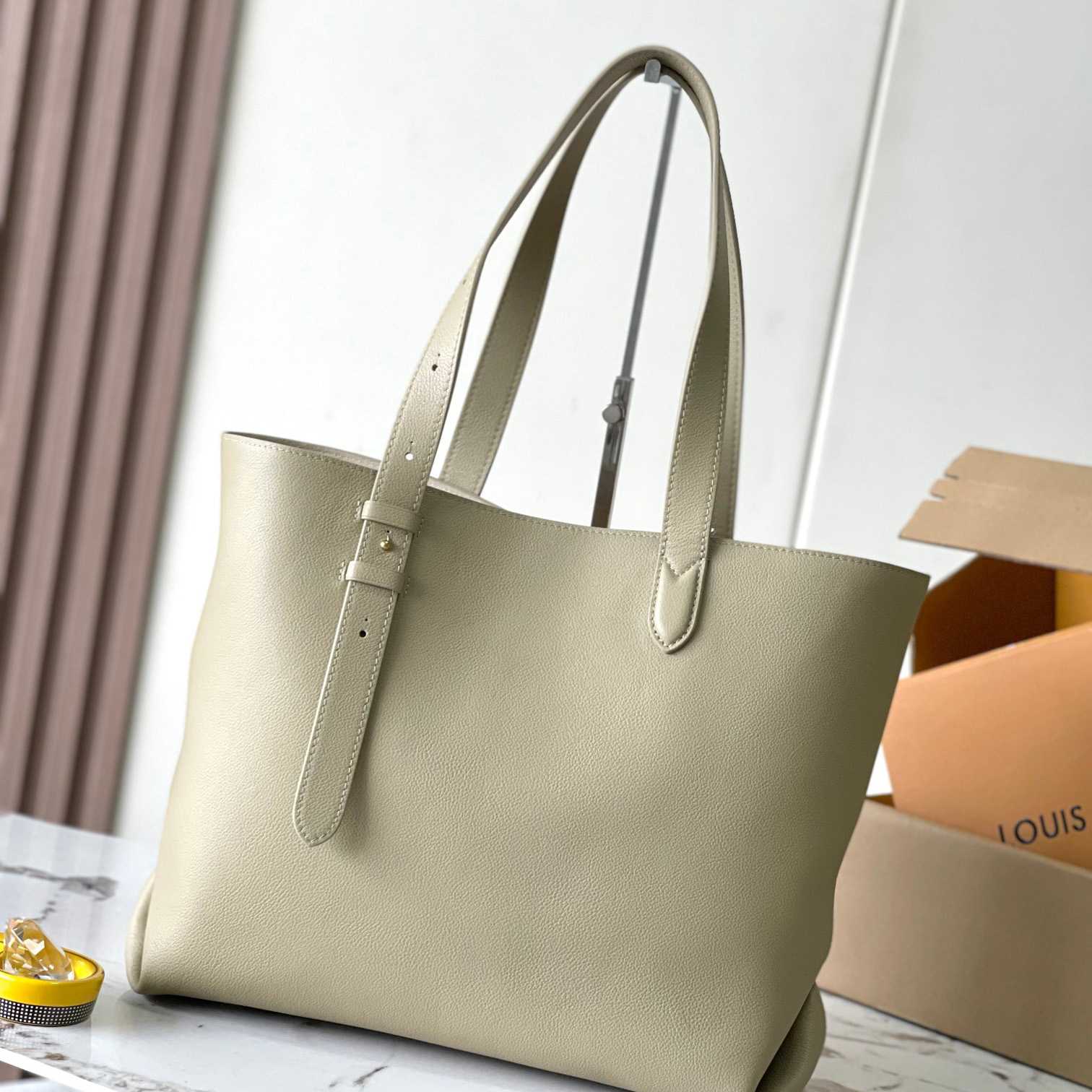 Louis Vuitton Low Key Cabas MM  M25343 - DopestKickz