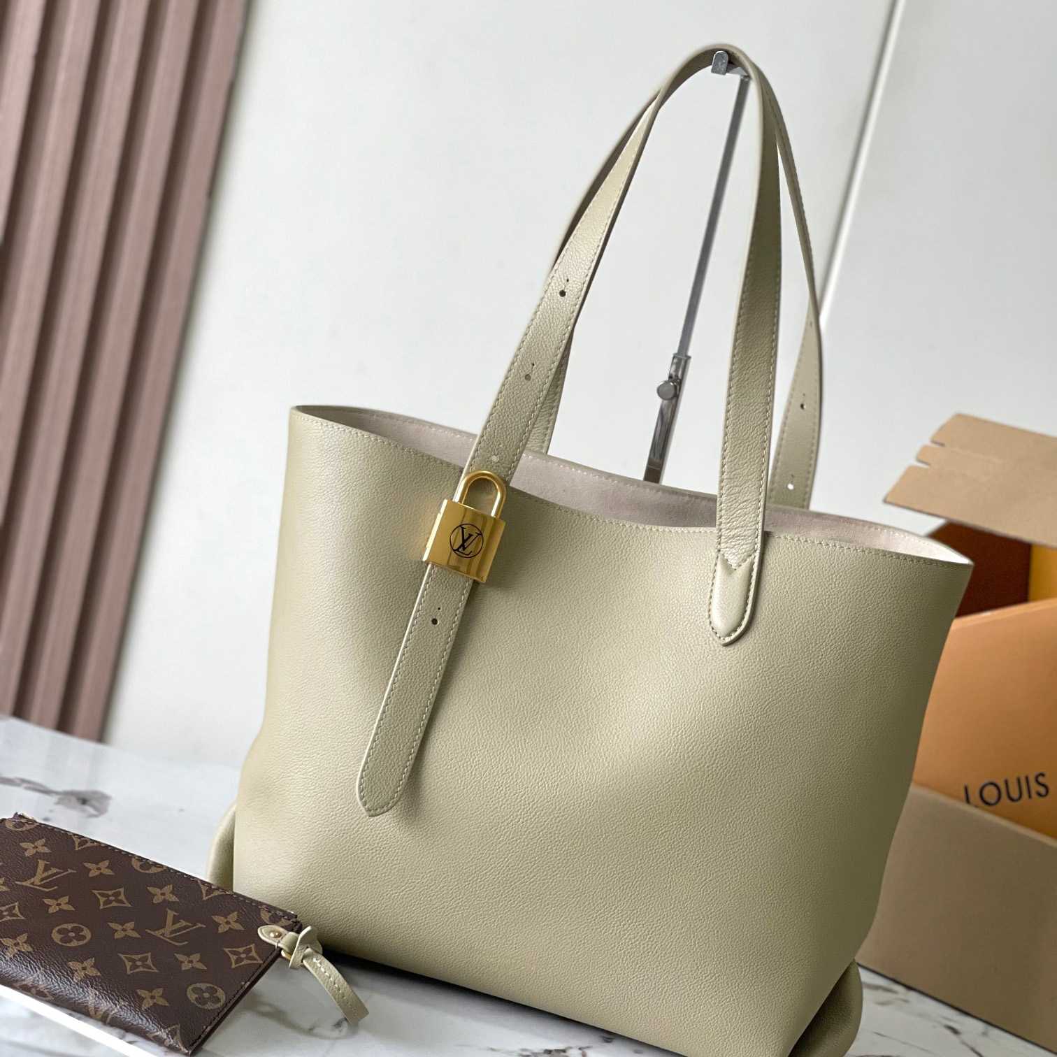 Louis Vuitton Low Key Cabas MM  M25343 - DopestKickz