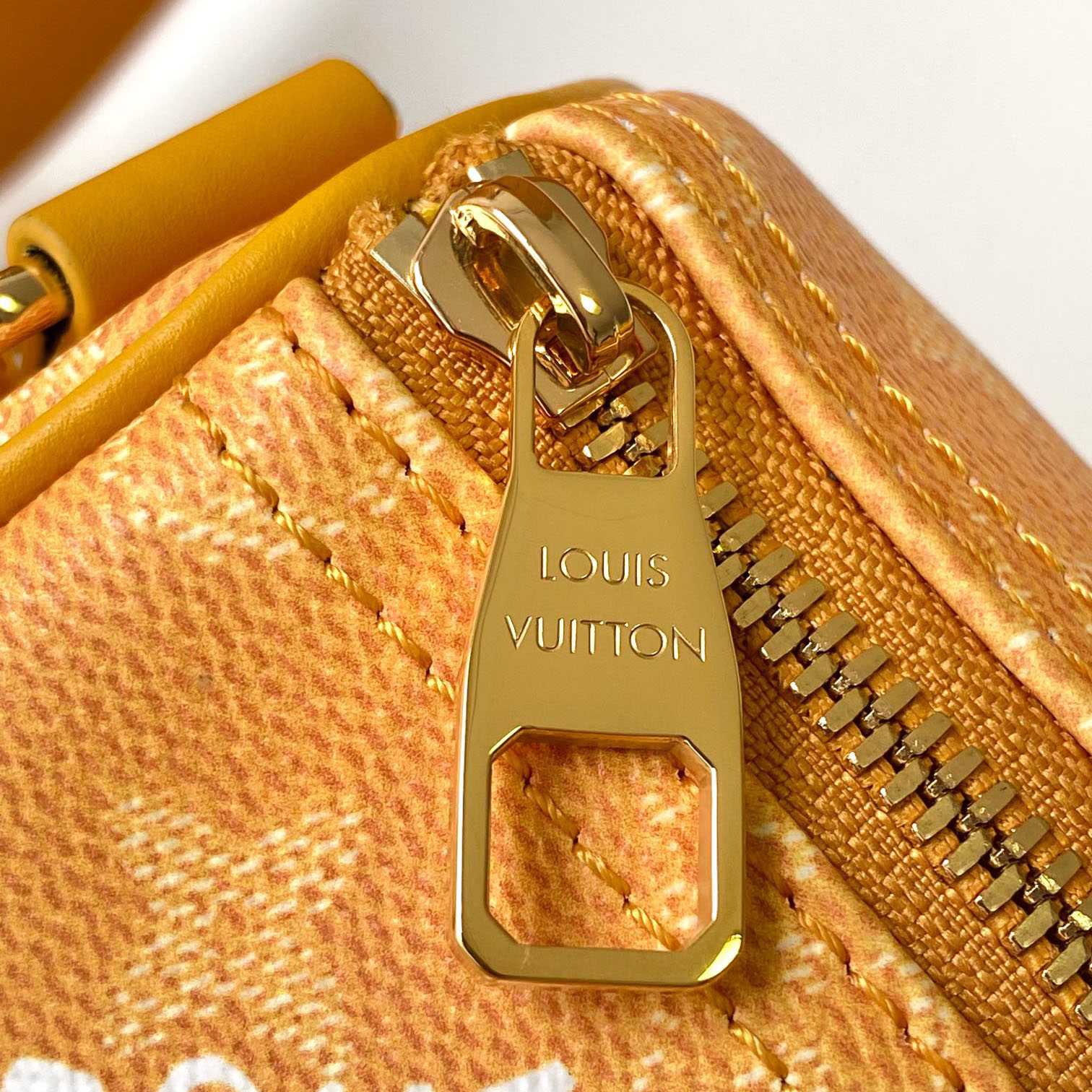 Louis Vuitton Keepall Bandoulière 25  M13166 - DopestKickz