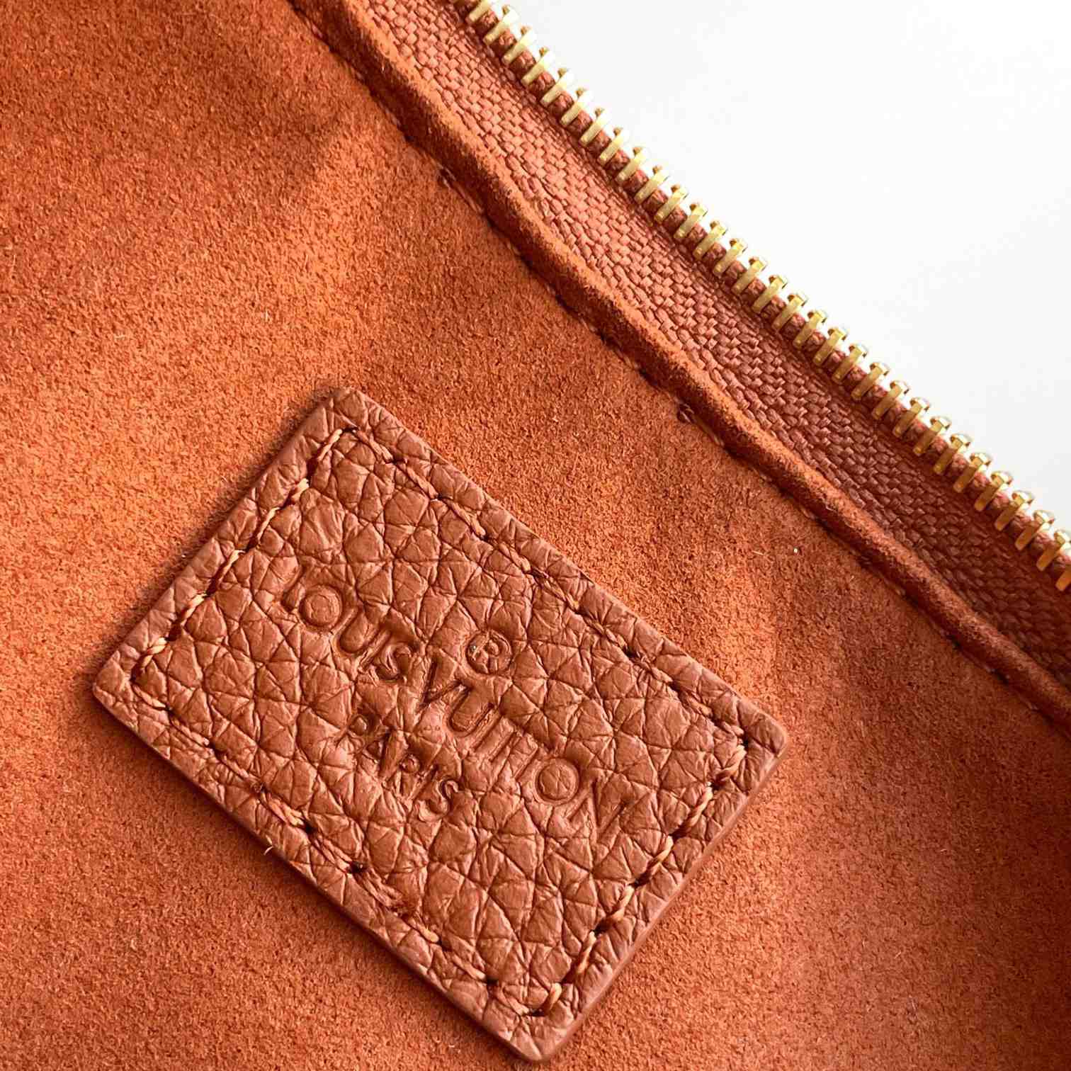 Louis Vuitton Liv Pochette  M11916 - DopestKickz