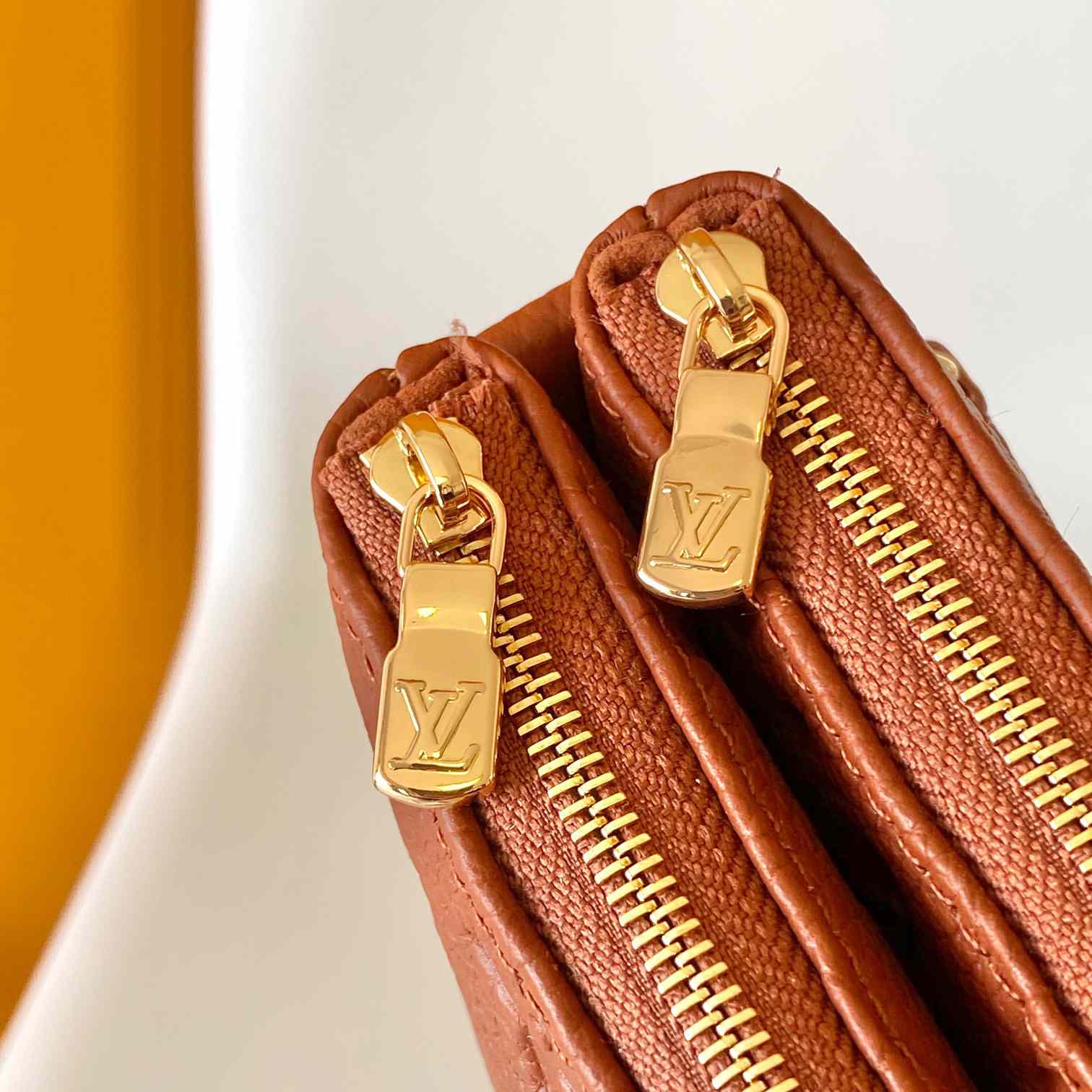 Louis Vuitton Liv Pochette  M11916 - DopestKickz