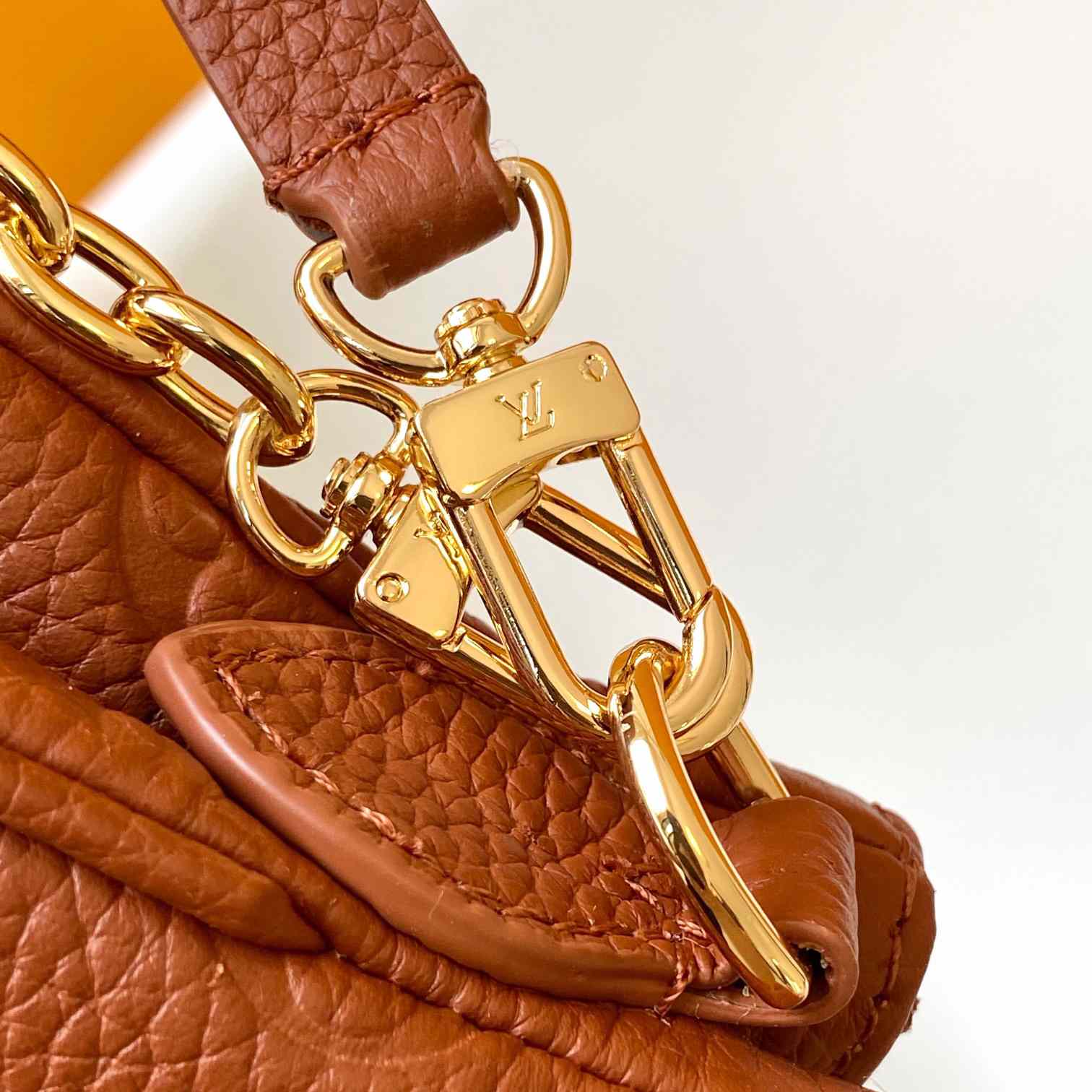 Louis Vuitton Liv Pochette  M11916 - DopestKickz