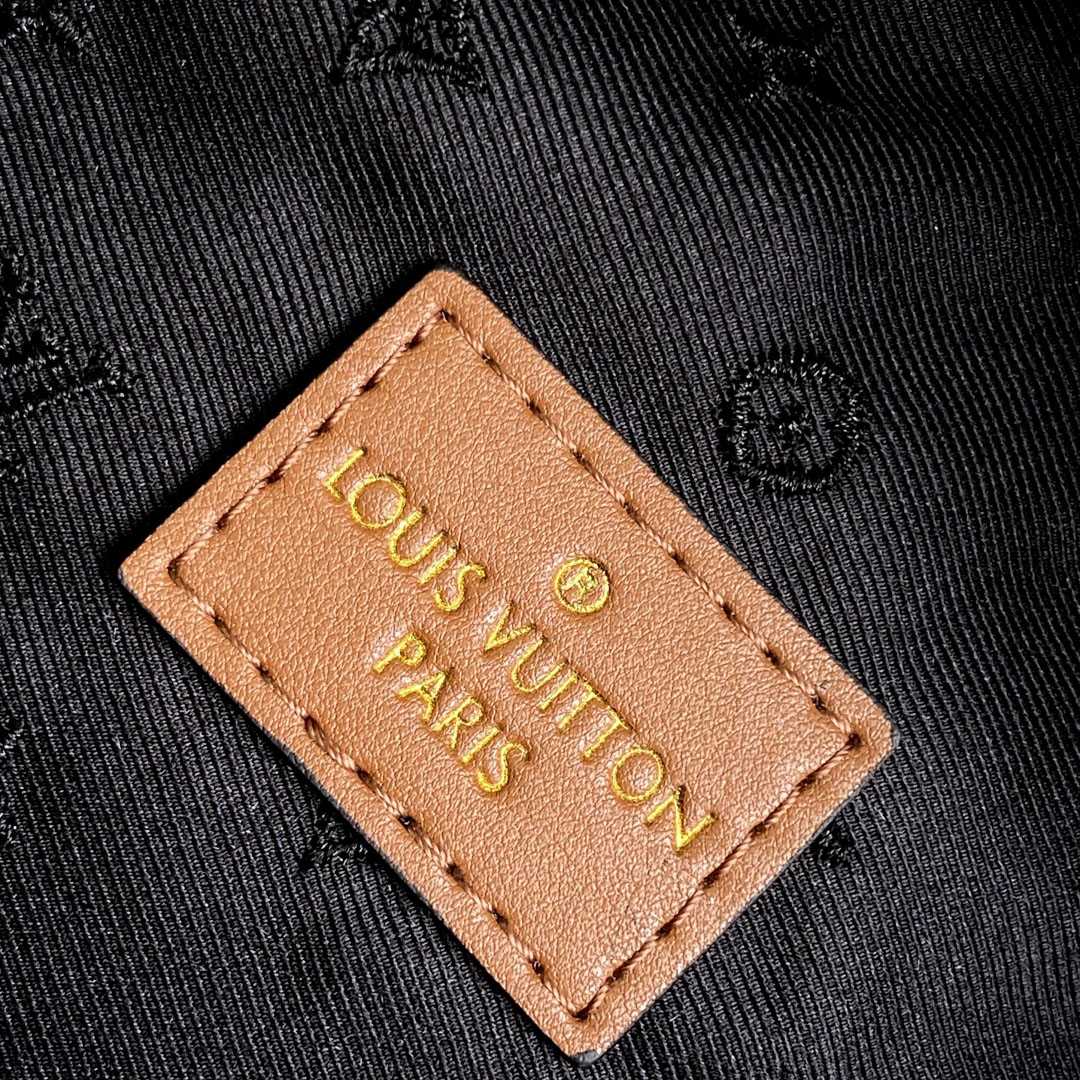 Louis Vuitton Bumbag  M11799 - DopestKickz