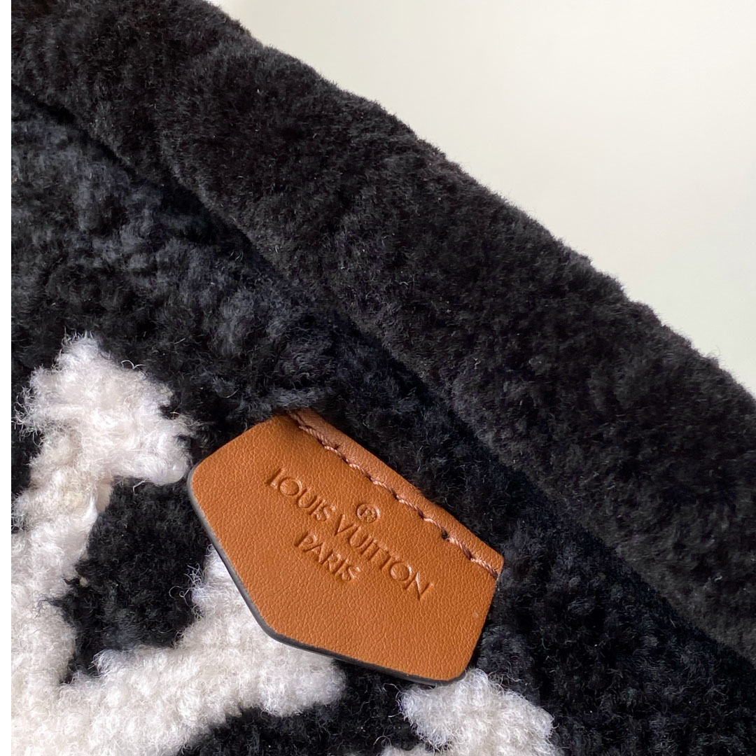 Louis Vuitton Bumbag  M11799 - DopestKickz