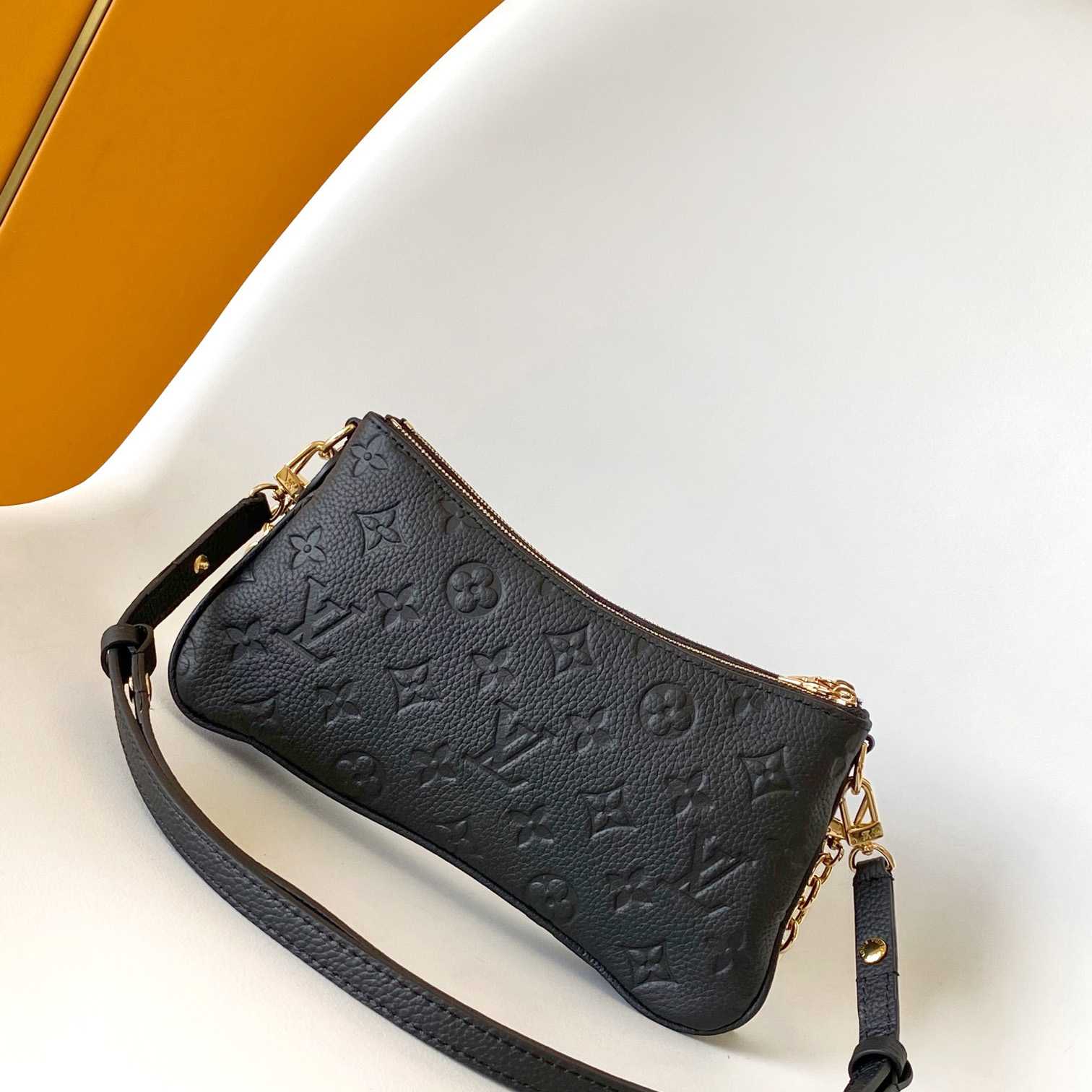 Louis Vuitton Liv Pochette  M83301 - DopestKickz